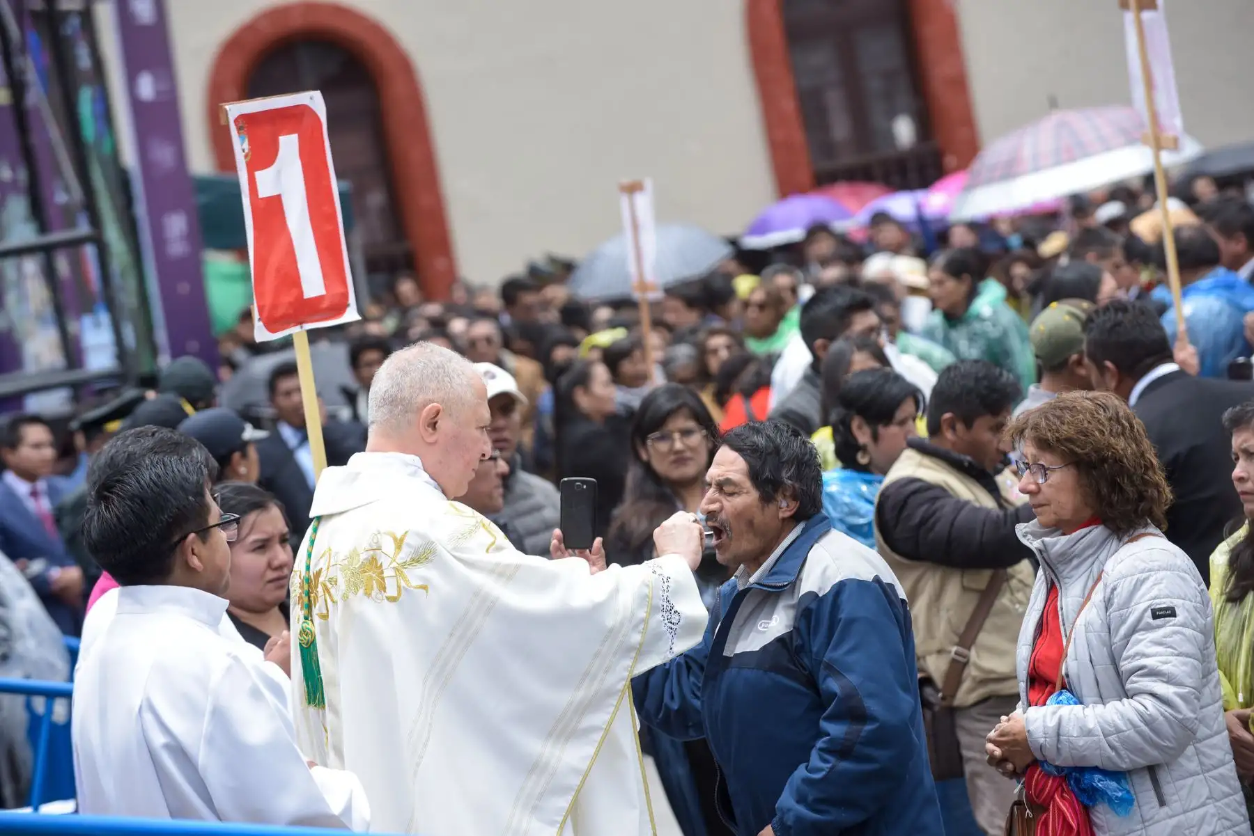 Autoridades del Ejecutivo, gobierno regional y provincial de Puno participaron de los actos religiosos por la "Festividad de la Virgen de la Candelaria - Edición Bicentenario", luego se dio paso a la procesión donde la "mamita Candelaria" recorrió las calles de la ciudad de Puno. Esta festividad une las tradiciones occidentales y la cosmovisión andina en una manifestación que ha sido declarada Patrimonio Cultural Inmaterial de la Humanidad por la UNESCO en 2014.
Foto: ANDINA/Bicentenario