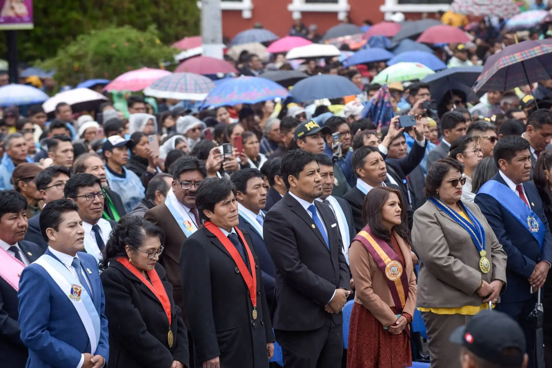 Autoridades del Ejecutivo, gobierno regional y provincial de Puno participaron de los actos religiosos por la "Festividad de la Virgen de la Candelaria - Edición Bicentenario", luego se dio paso a la procesión donde la "mamita Candelaria" recorrió las calles de la ciudad de Puno. Esta festividad une las tradiciones occidentales y la cosmovisión andina en una manifestación que ha sido declarada Patrimonio Cultural Inmaterial de la Humanidad por la UNESCO en 2014.
Foto: ANDINA/Bicentenario