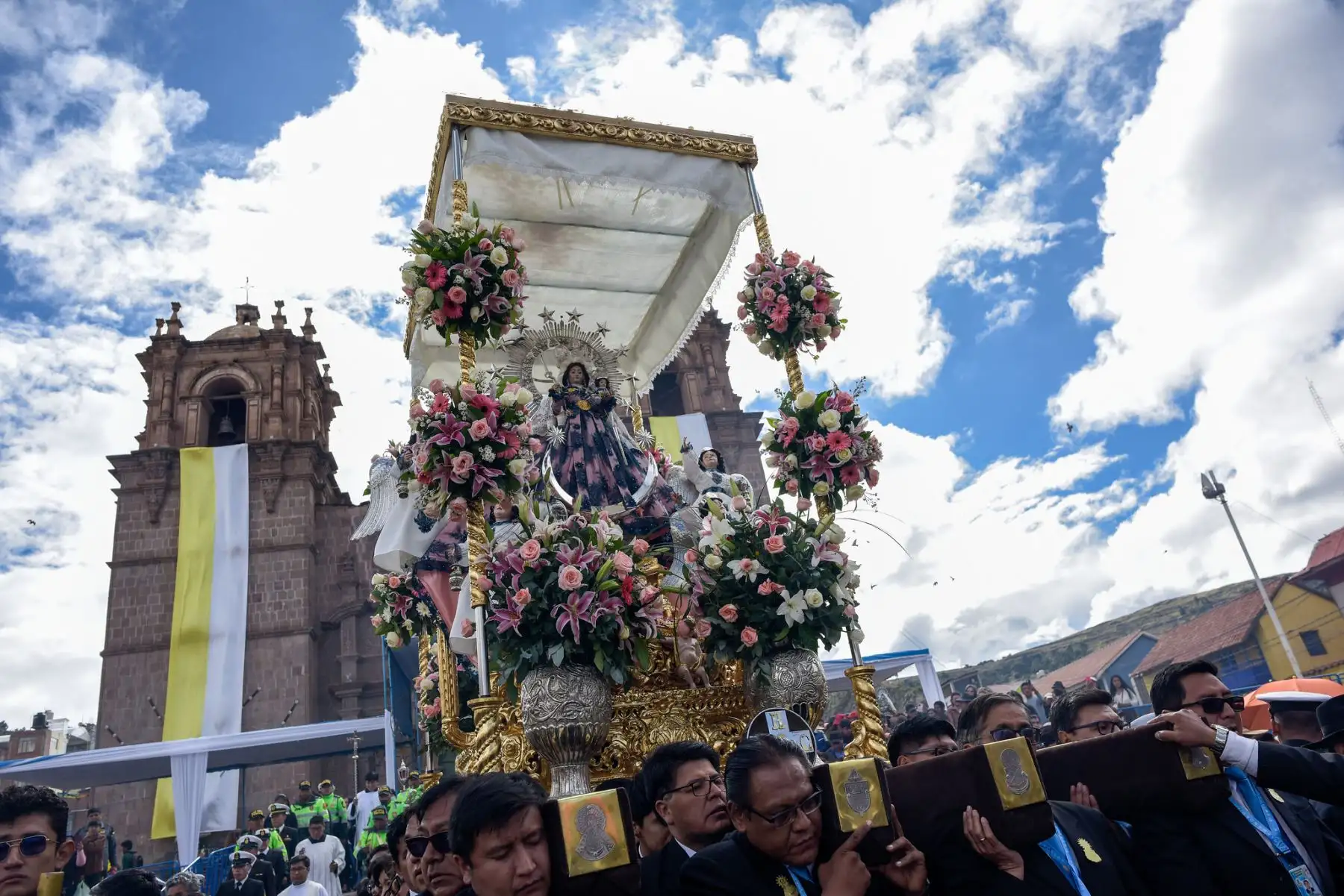 Autoridades del Ejecutivo, gobierno regional y provincial de Puno participaron de los actos religiosos por la "Festividad de la Virgen de la Candelaria - Edición Bicentenario", luego se dio paso a la procesión donde la "mamita Candelaria" recorrió las calles de la ciudad de Puno. Esta festividad une las tradiciones occidentales y la cosmovisión andina en una manifestación que ha sido declarada Patrimonio Cultural Inmaterial de la Humanidad por la UNESCO en 2014.
Foto: ANDINA/Bicentenario