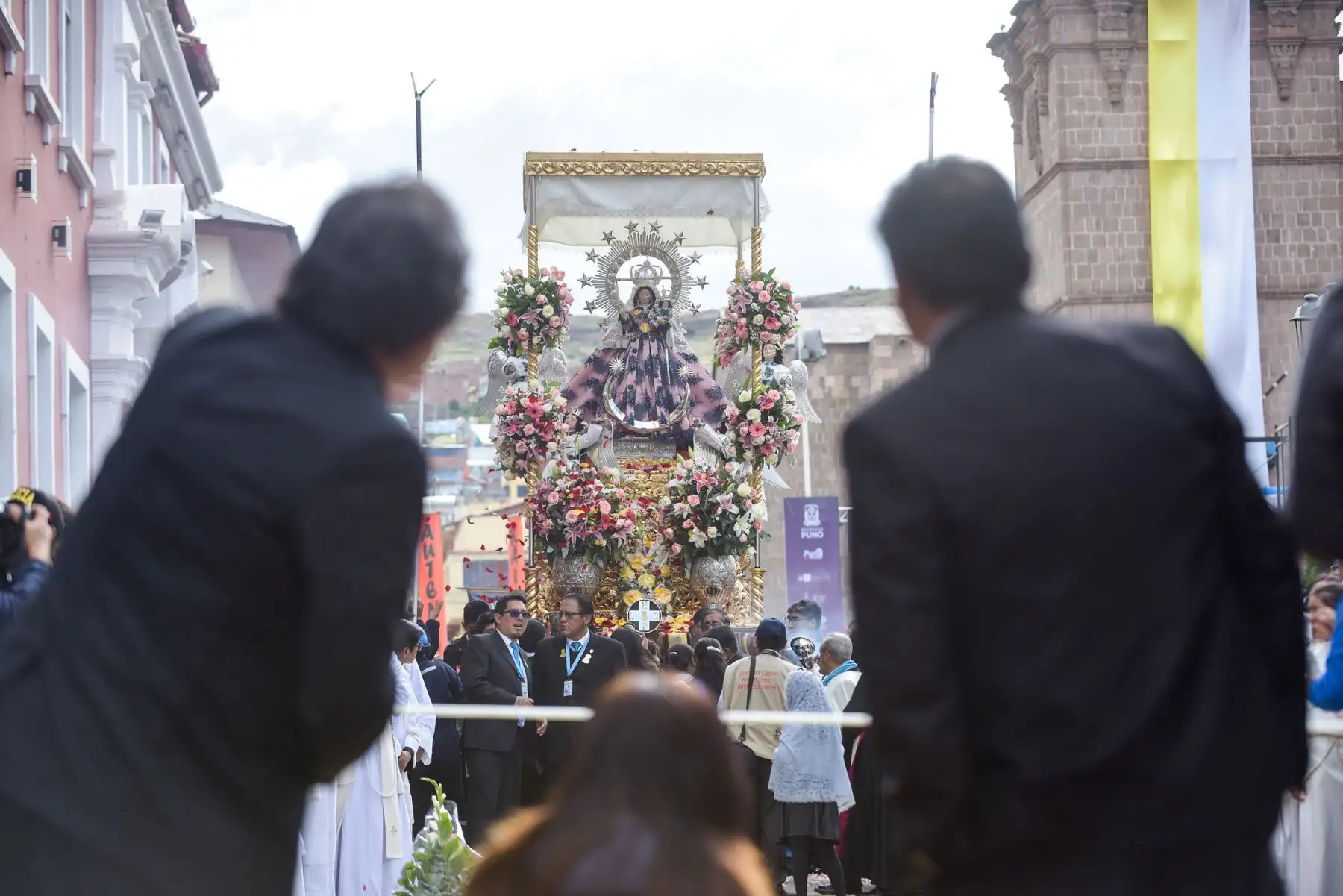 Autoridades del Ejecutivo, gobierno regional y provincial de Puno participaron de los actos religiosos por la "Festividad de la Virgen de la Candelaria - Edición Bicentenario", luego se dio paso a la procesión donde la "mamita Candelaria" recorrió las calles de la ciudad de Puno. Esta festividad une las tradiciones occidentales y la cosmovisión andina en una manifestación que ha sido declarada Patrimonio Cultural Inmaterial de la Humanidad por la UNESCO en 2014.
Foto: ANDINA/Bicentenario