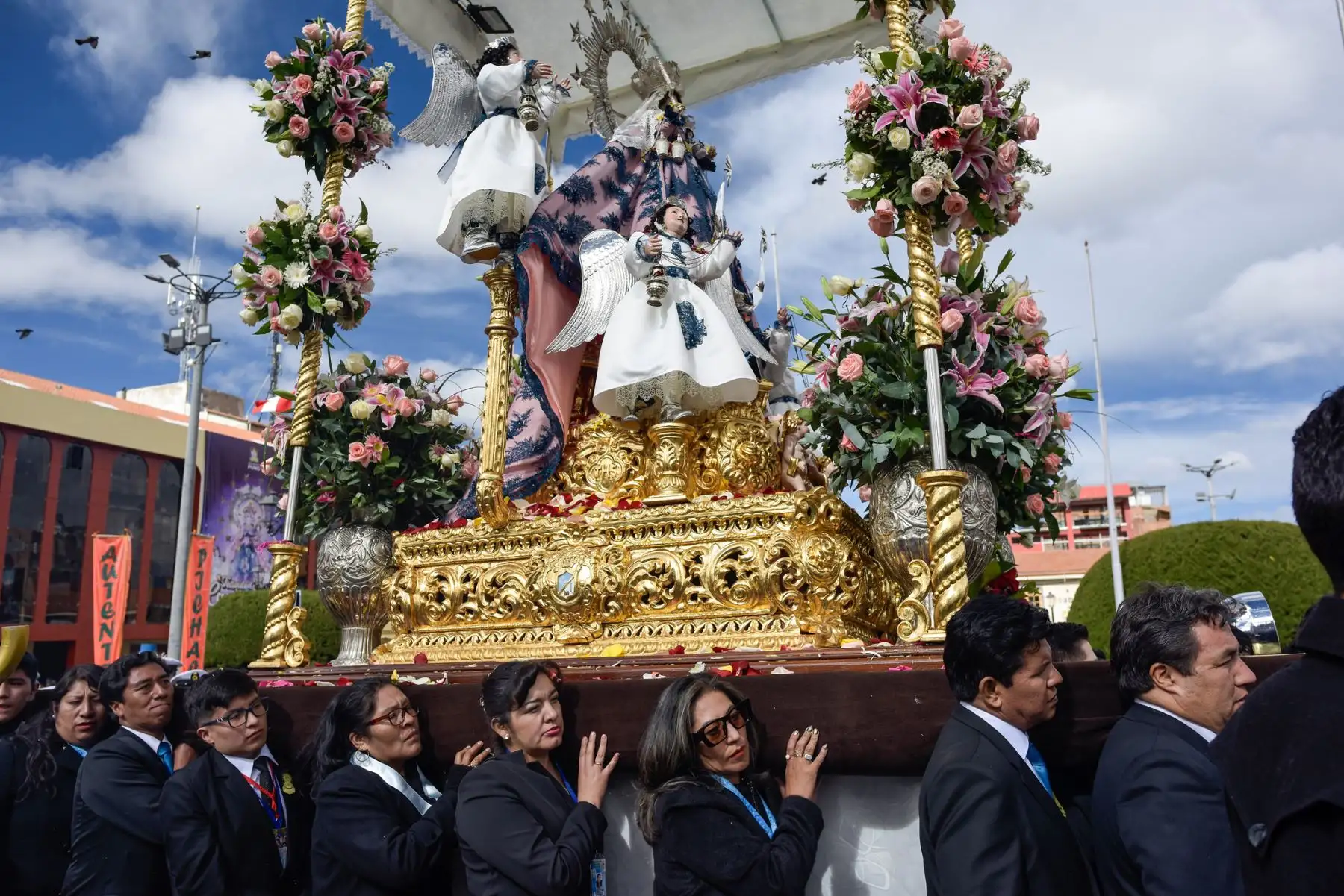 Autoridades del Ejecutivo, gobierno regional y provincial de Puno participaron de los actos religiosos por la "Festividad de la Virgen de la Candelaria - Edición Bicentenario", luego se dio paso a la procesión donde la "mamita Candelaria" recorrió las calles de la ciudad de Puno. Esta festividad une las tradiciones occidentales y la cosmovisión andina en una manifestación que ha sido declarada Patrimonio Cultural Inmaterial de la Humanidad por la UNESCO en 2014.
Foto: ANDINA/Bicentenario