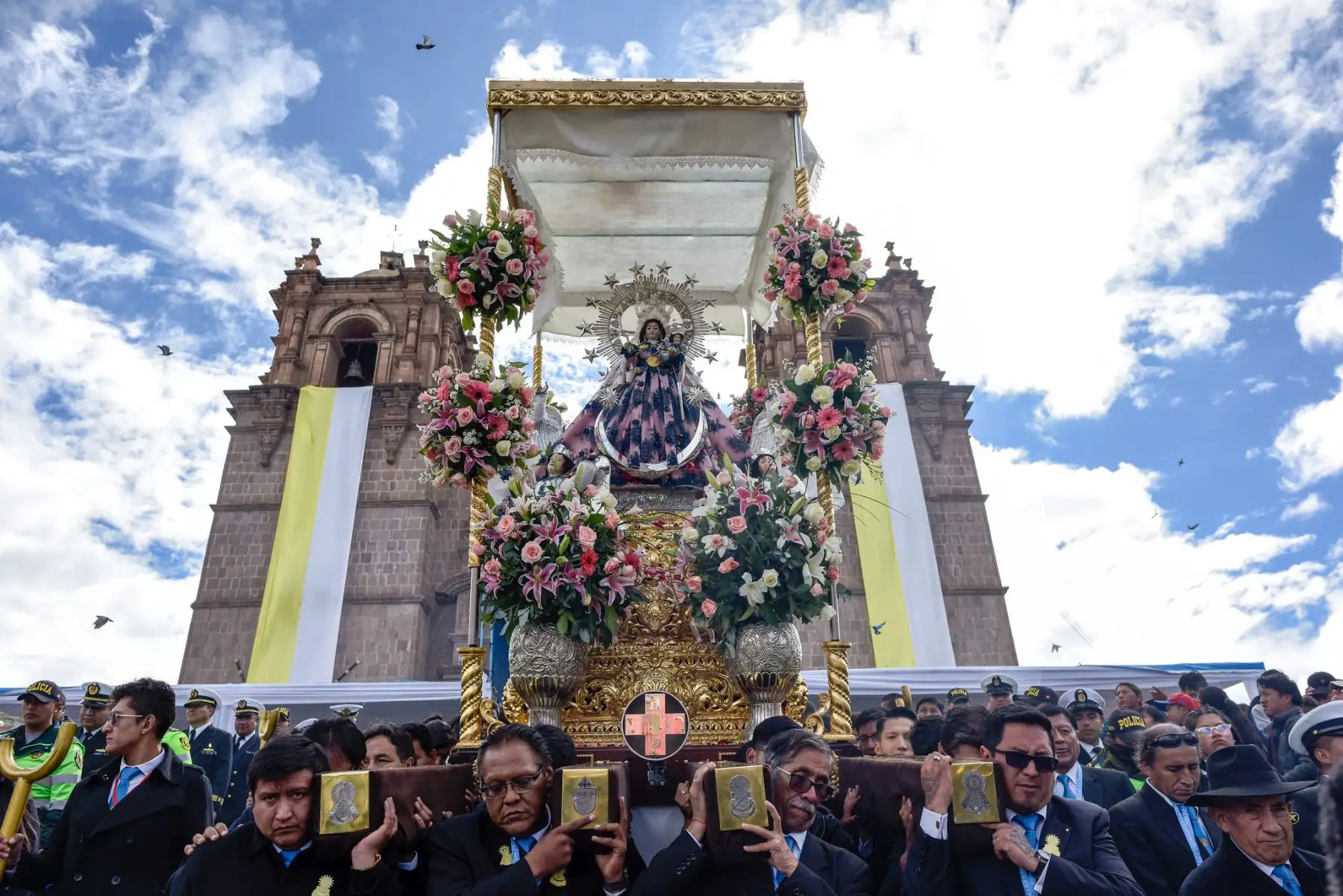 Autoridades del Ejecutivo, gobierno regional y provincial de Puno participaron de los actos religiosos por la "Festividad de la Virgen de la Candelaria - Edición Bicentenario", luego se dio paso a la procesión donde la "mamita Candelaria" recorrió las calles de la ciudad de Puno. Esta festividad une las tradiciones occidentales y la cosmovisión andina en una manifestación que ha sido declarada Patrimonio Cultural Inmaterial de la Humanidad por la UNESCO en 2014.
Foto: ANDINA/Bicentenario