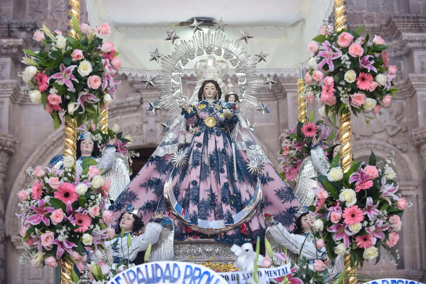 Autoridades del Ejecutivo, gobierno regional y provincial de Puno participaron de los actos religiosos por la "Festividad de la Virgen de la Candelaria - Edición Bicentenario", luego se dio paso a la procesión donde la "mamita Candelaria" recorrió las calles de la ciudad de Puno. Esta festividad une las tradiciones occidentales y la cosmovisión andina en una manifestación que ha sido declarada Patrimonio Cultural Inmaterial de la Humanidad por la UNESCO en 2014.
Foto: ANDINA/Bicentenario