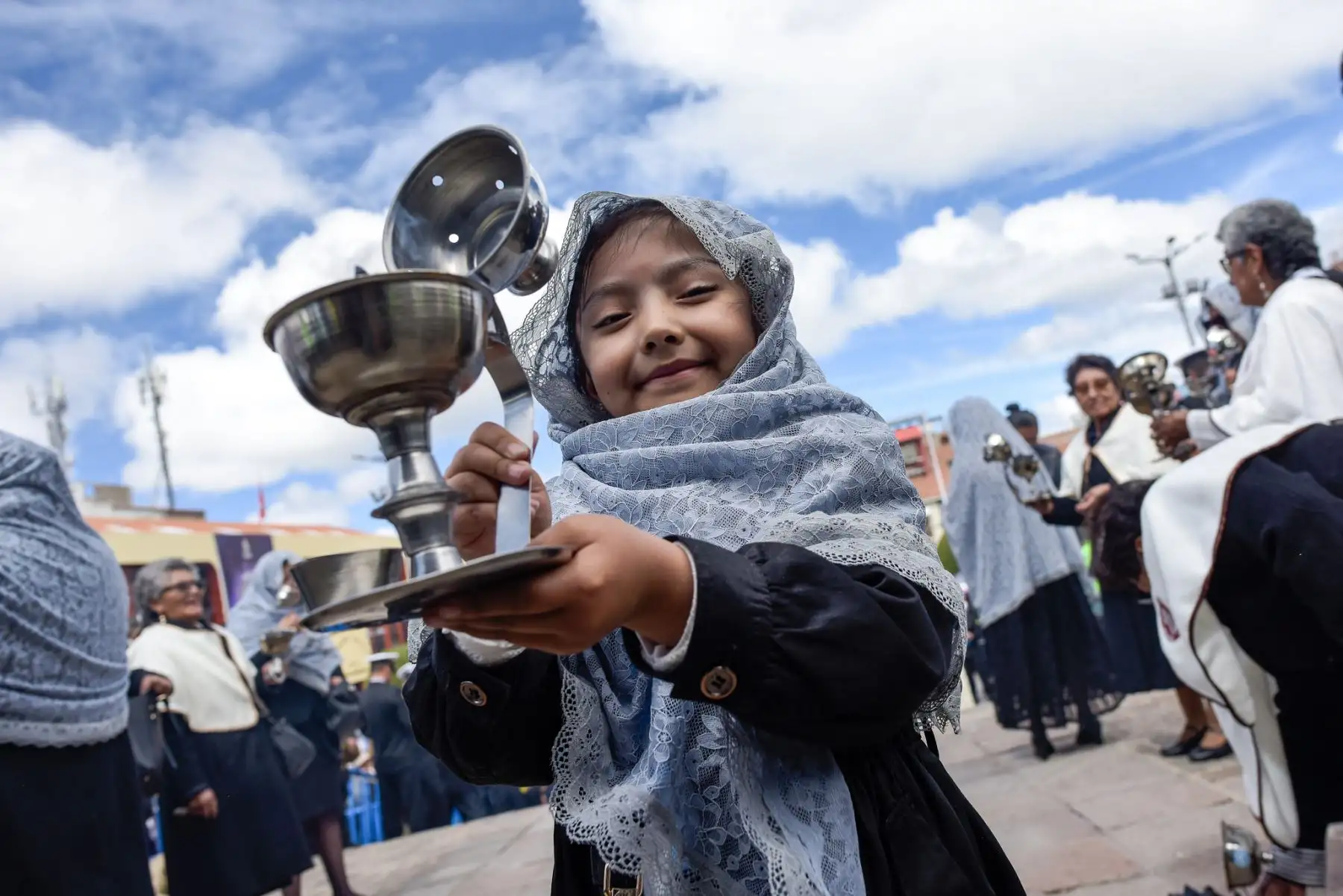 Autoridades del Ejecutivo, gobierno regional y provincial de Puno participaron de los actos religiosos por la "Festividad de la Virgen de la Candelaria - Edición Bicentenario", luego se dio paso a la procesión donde la "mamita Candelaria" recorrió las calles de la ciudad de Puno. Esta festividad une las tradiciones occidentales y la cosmovisión andina en una manifestación que ha sido declarada Patrimonio Cultural Inmaterial de la Humanidad por la UNESCO en 2014.
Foto: ANDINA/Bicentenario