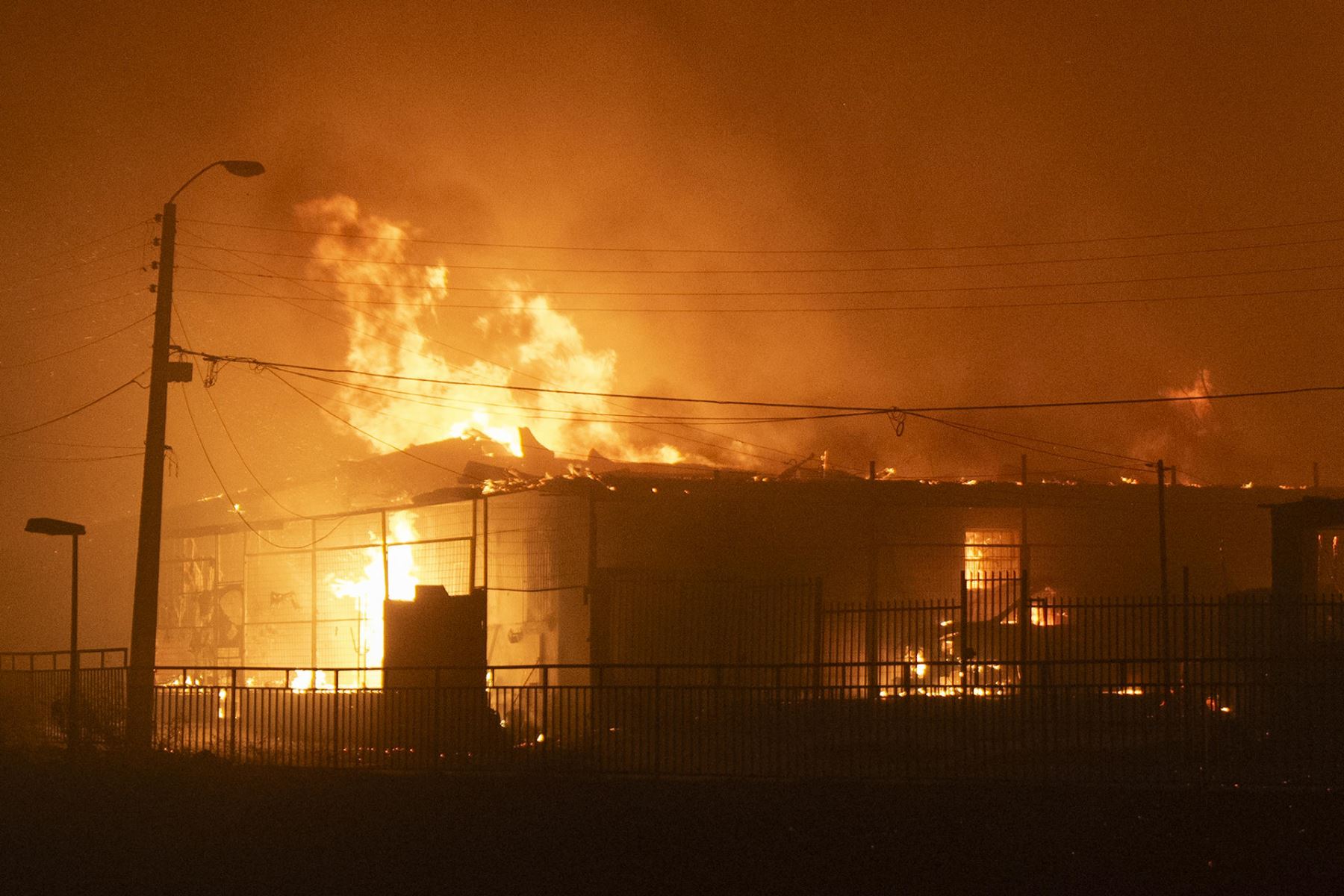 Fotografía de una casa en llamas por un incendio que comenzó en la reserva natural del lago Peñuelas y ha llegado hasta las zonas urbanas hoy, en Viña del Mar (Chile). Foto: EFE