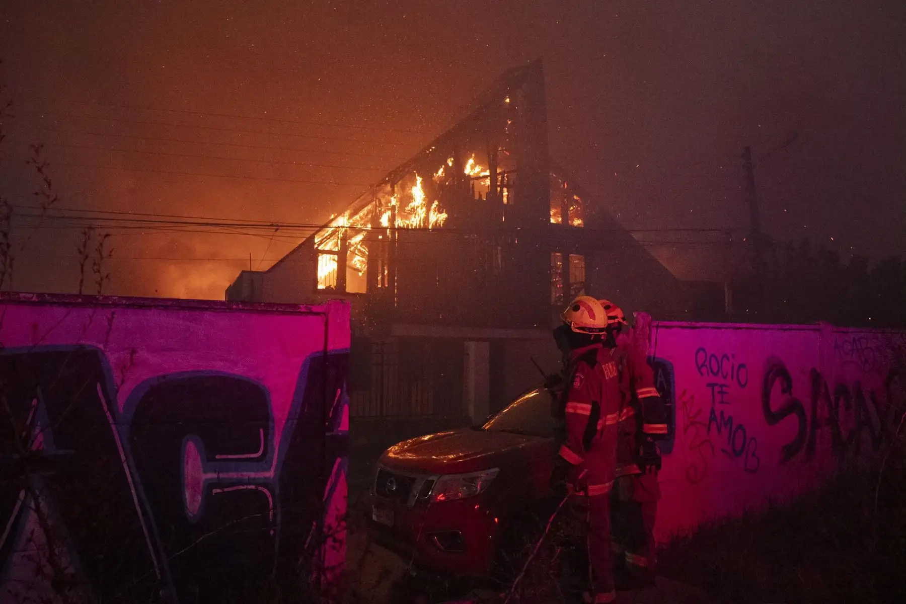 Fotografía de bomberos trabajando para apagar un incendio que comenzó en la reserva natural del lago Peñuelas y ha llegado hasta las zonas urbanas hoy, en Viña del Mar (Chile). El primer gran incendio forestal.
Foto: EFE