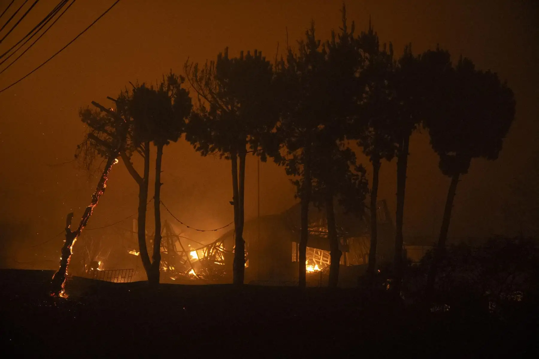 Fotografía de una casa en llamas por un incendio que comenzó en la reserva natural del lago Peñuelas y ha llegado hasta las zonas urbanas hoy, en Viña del Mar (Chile). Foto: EFE