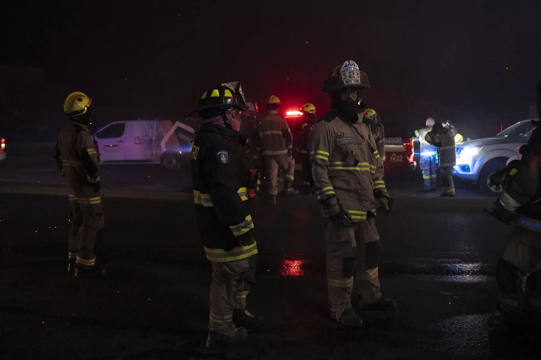- Fotografía de bomberos trabajando para apagar un incendio que comenzó en la reserva natural del lago Peñuelas y ha llegado hasta las zonas urbanas hoy, en Viña del Mar (Chile). Foto: EFE