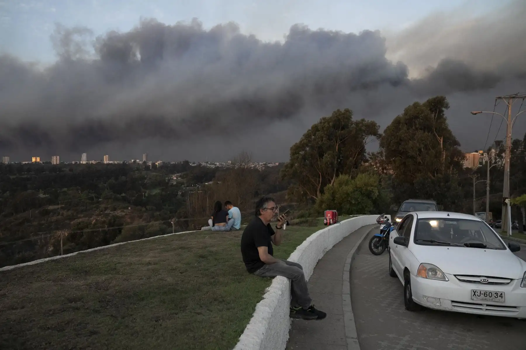 Fotografía de la ciudad de Viña del Mar cubierta por una nube de humo provocada por un incendio forestal en la reserva natural del lago Peñuelas y varios focos en la región de Valparaíso hoy, en Viña del Mar (Chile).
Foto: EFE