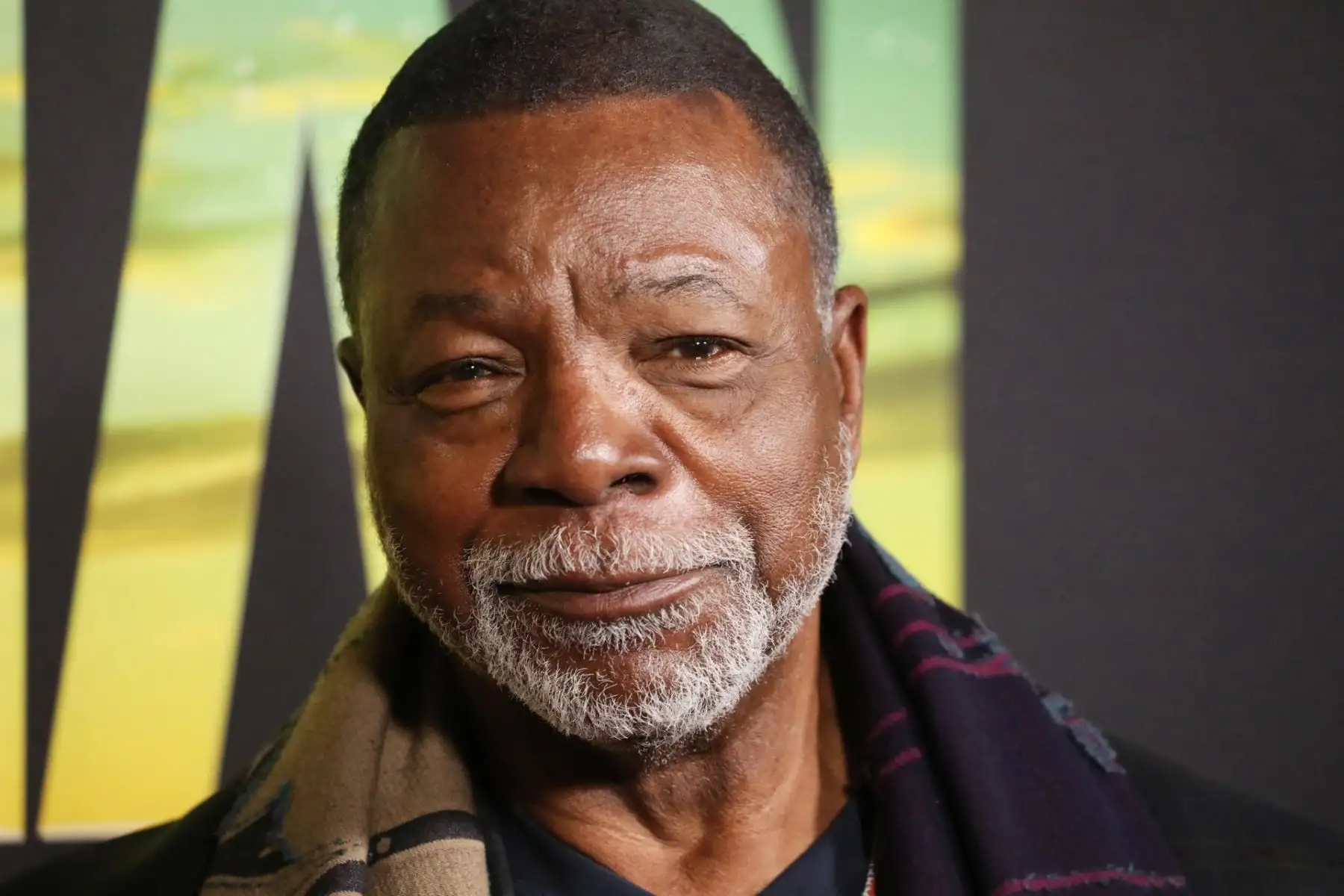 Fotografía de archivo fechada el 28 de febrero de 2023 que muestra al actor estadounidense Carl Weathers durante el estreno de la película 