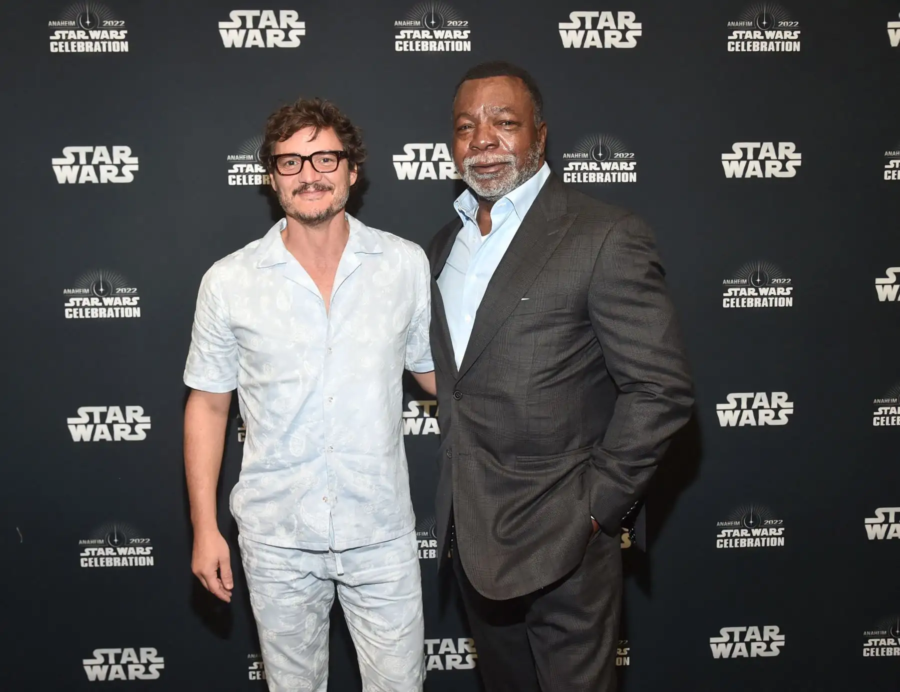 Pedro Pascal y Carl Weathers asisten al panel de la serie “The Mandalorian” en Star Wars Celebration en Anaheim, California, el 28 de mayo de 2022.
Foto: AFP