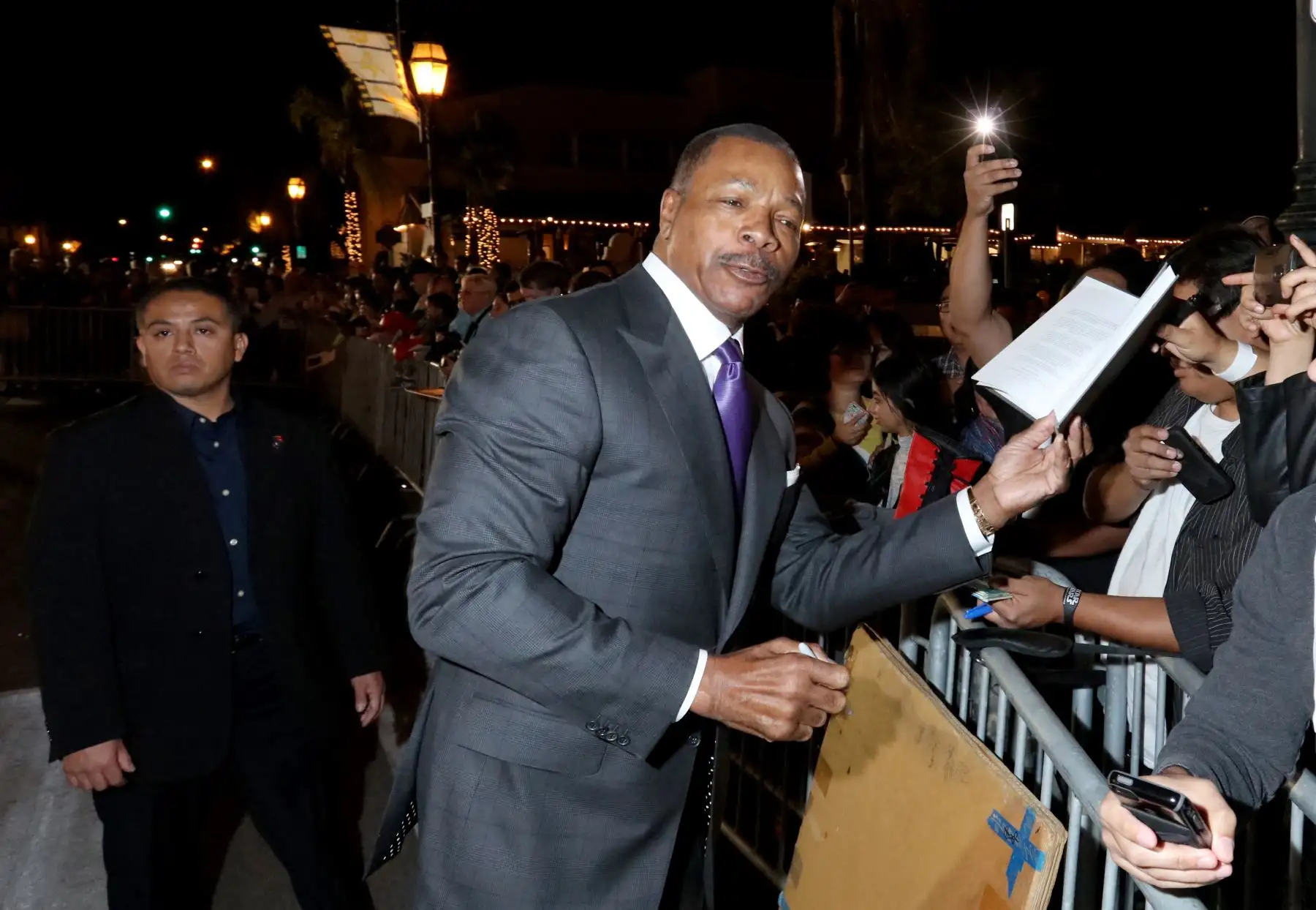 El actor Carl Weathers firma autógrafos en el Premio Montecito en el Teatro Arlington en el 31º Festival Internacional de Cine de Santa Bárbara el 9 de febrero de 2016 en Santa Bárbara, California
Foto: AFP