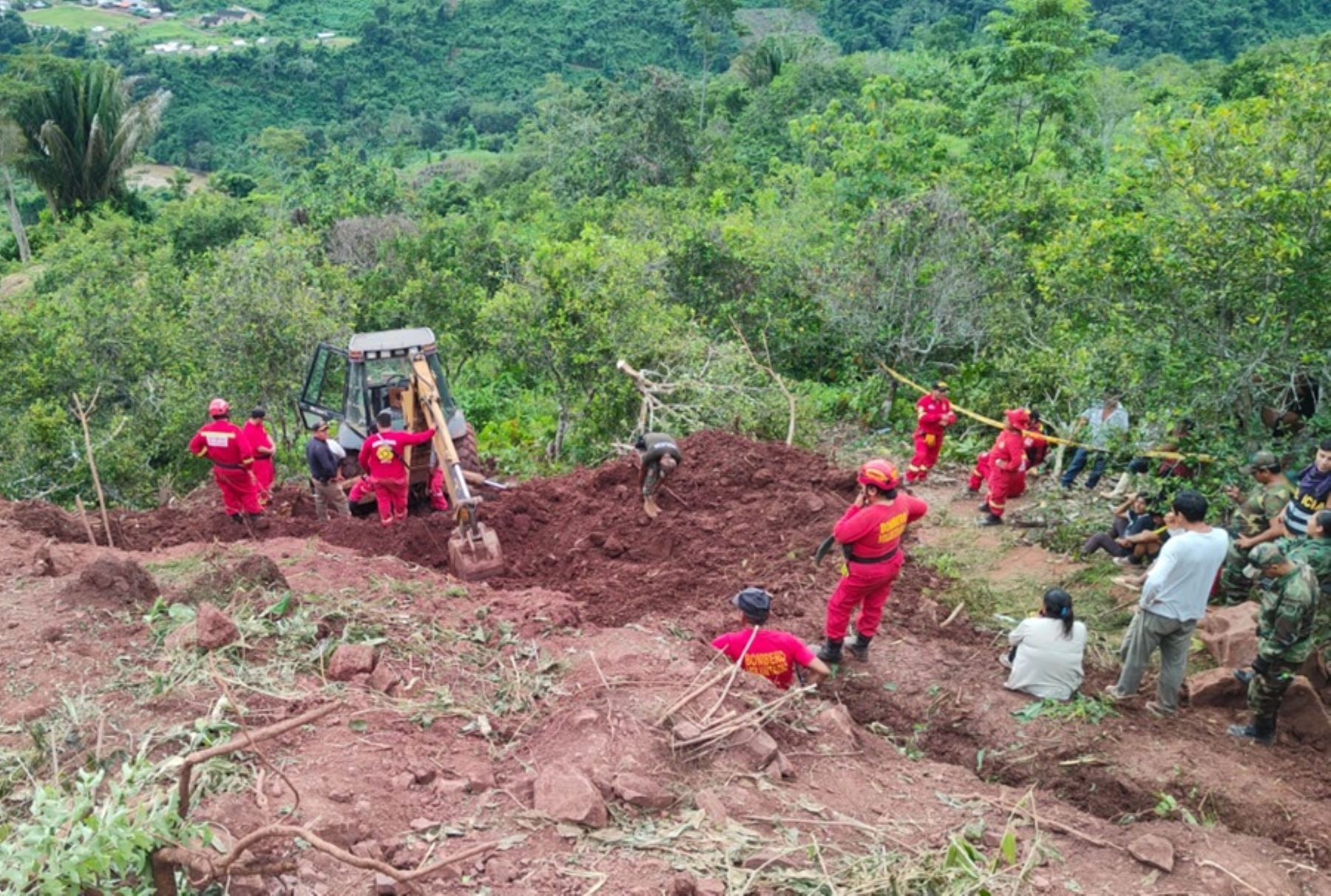 Cuatro integrantes de una familia de agricultores perecieron al ser sepultados por el derrumbe de parte de un cerro en el distrito de Mazamari, provincia de Satipo, departamento de Junín.