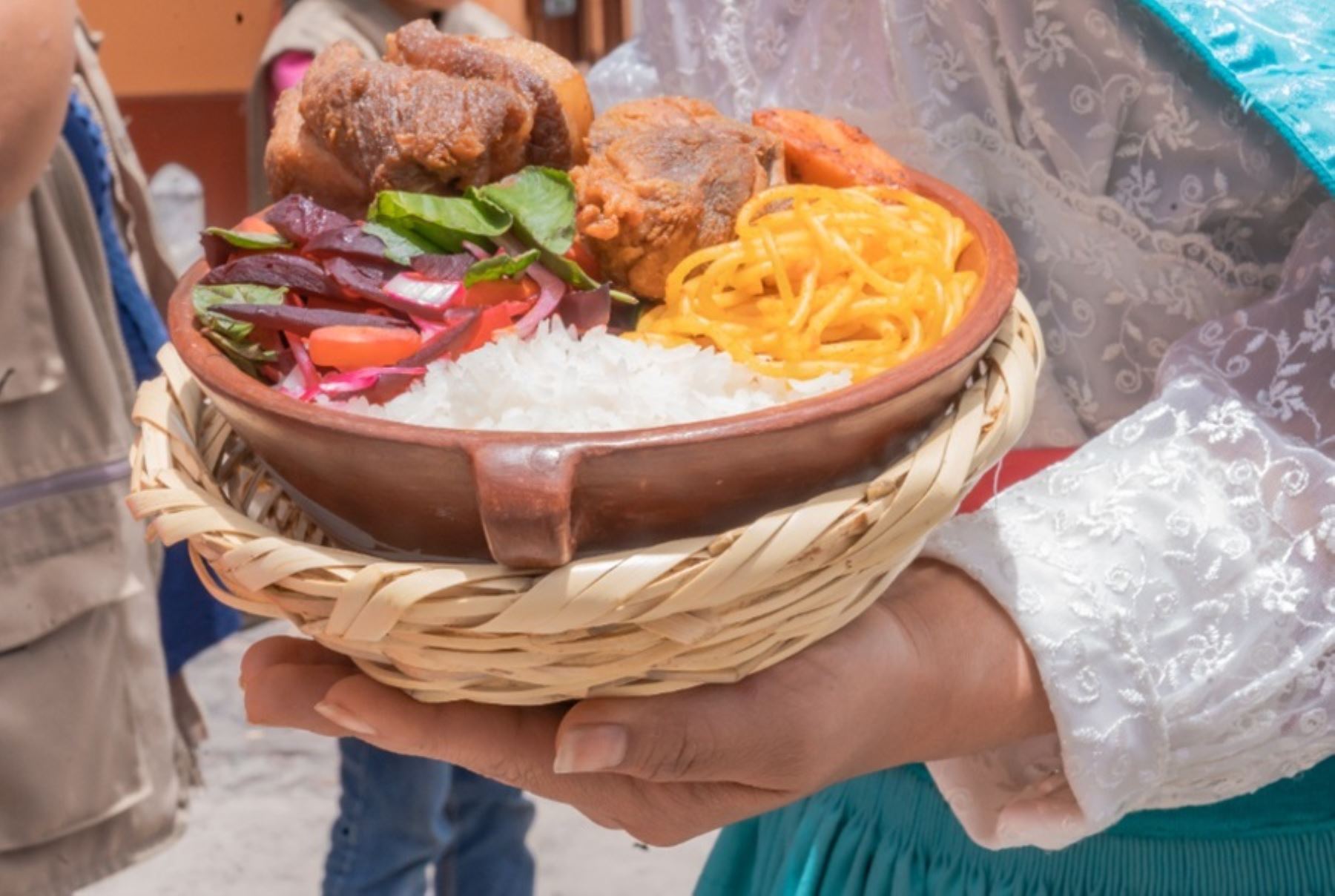 La Municipalidad Provincial de Huamanga lanzó el Festival del Puca Picante y del Pisco Sour 2024, con el objetivo de revalorar y promover la preparación y el consumo de este plato típico de Ayacucho y del cóctel de origen peruano y de fama mundial.
