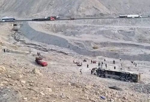 Una persona fallecida y varios heridos dejó la caída de un bus de servicio interprovincial a un barranco en la carretera Panamericana Sur, a la altura de la bajada de Alto Siguas, en la región Arequipa.
