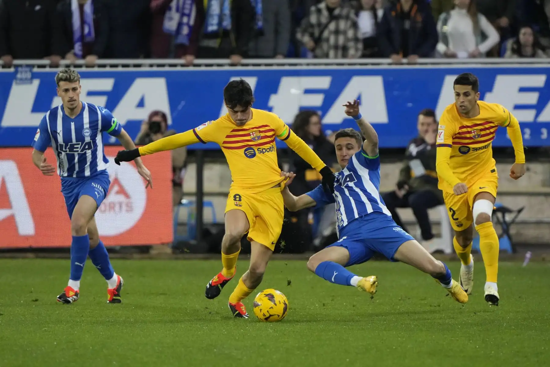El centrocampista del Barcelona Pedri (2-i) juega un balón entre dos jugadores del Alavés, durante el partido de LaLiga de fútbol que Deportivo Alavés y FC Barcelona disputan este sábado en el estadio de Mendizorrotza, en Vitoria.
Foto: EFE