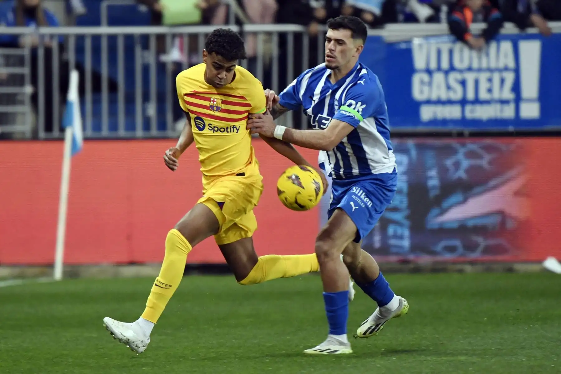 El delantero español del Barcelona #27 Lamine Yamal (L) es desafiado por el defensor español del Alavés #27 Javi López durante el partido de fútbol de la liga española entre el Deportivo Alavés y el FC Barcelona en el estadio Mendizorroza de Vitoria el 3 de febrero de 2024.
Foto: AFP