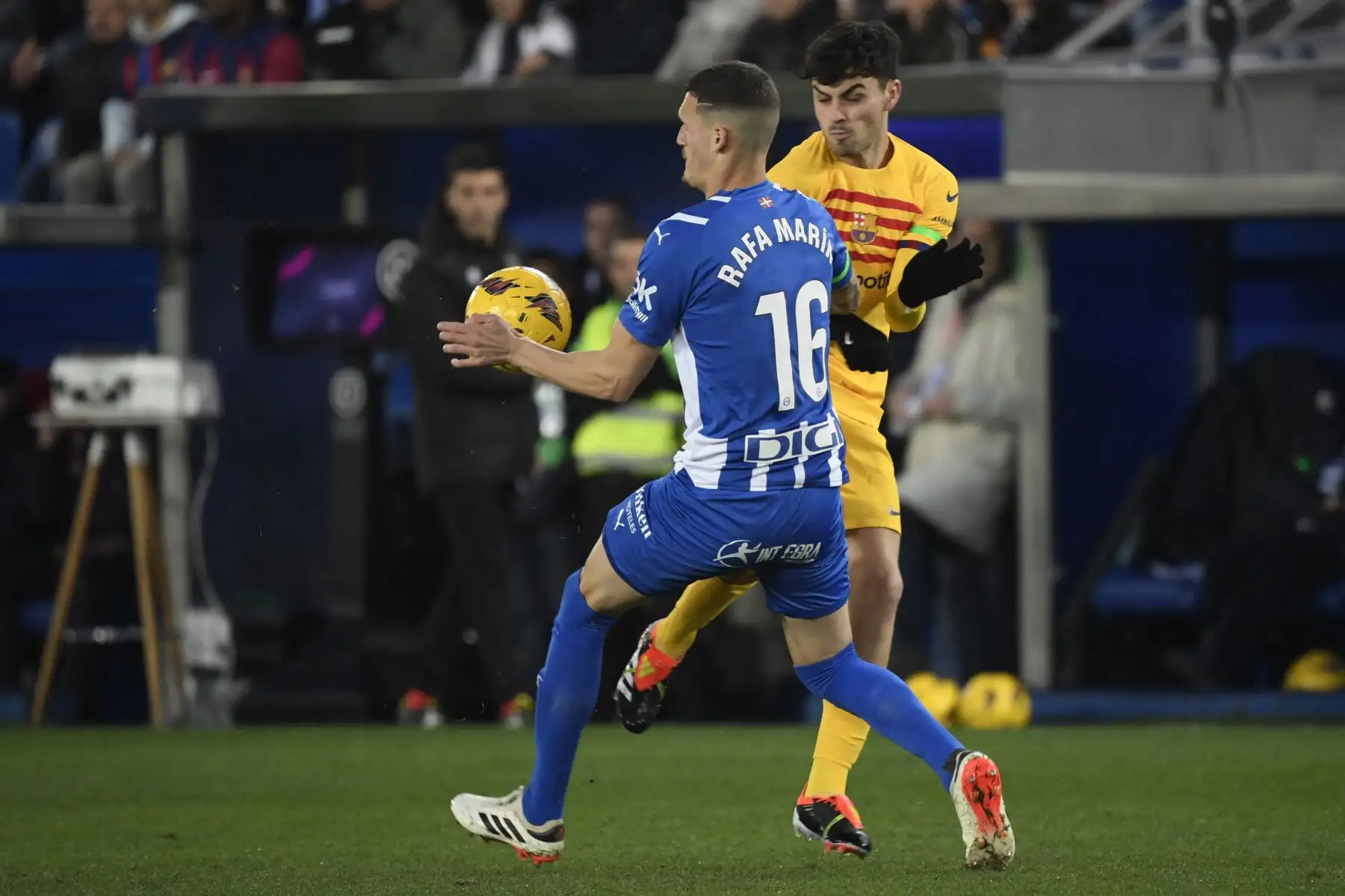 El defensa español del Alavés #16 Rafa Marín lucha por el balón con el mediocampista español del Barcelona #08 Pedri durante el partido de fútbol de la liga española entre el Deportivo Alavés y el FC Barcelona en el estadio Mendizorroza de Vitoria el 3 de febrero de 2024.
Foto AFP
