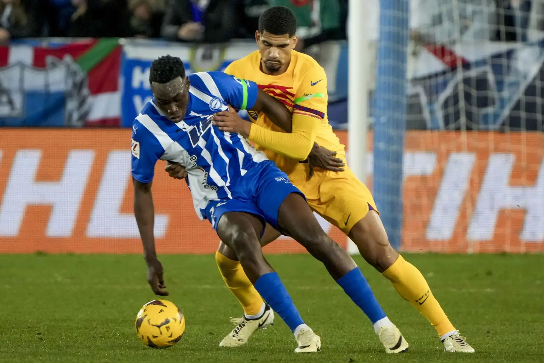 El defensa uruguayo del Barcelona Ronald Araujo (d) pelea un balón con el delantero del Alavés Samu Omorodion durante el partido de LaLiga de fútbol que Deportivo Alavés y FC Barcelona disputan este sábado en el estadio de Mendizorrotza, en Vitoria.
Foto: EFE