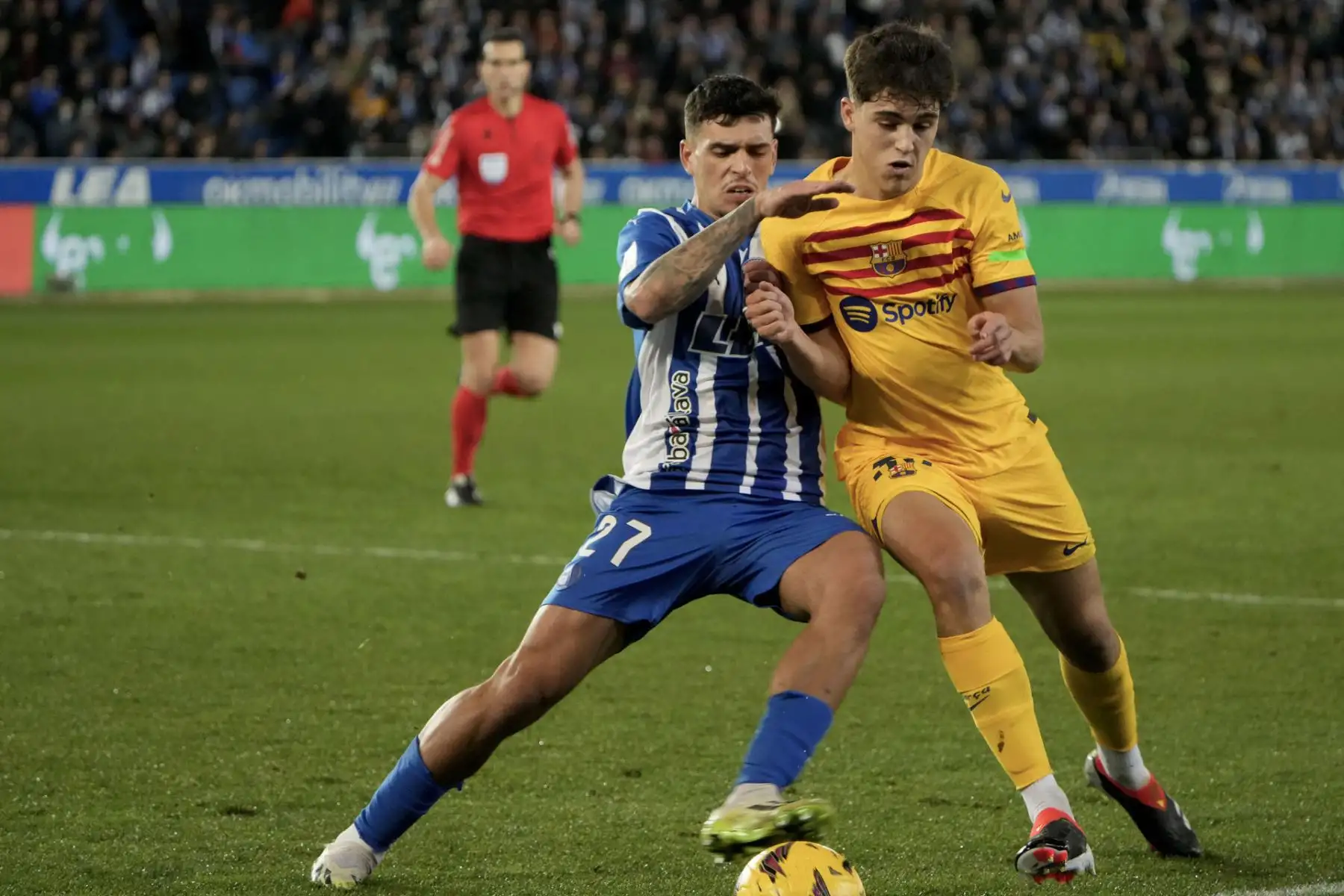 El defensa del Barcelona Pau Cubersi (d) pelea un balón con el defensa del Alavés Javi López durante el partido de LaLiga de fútbol que Deportivo Alavés y FC Barcelona disputan este sábado en el estadio de Mendizorrotza, en Vitoria. 
Foto:EFE