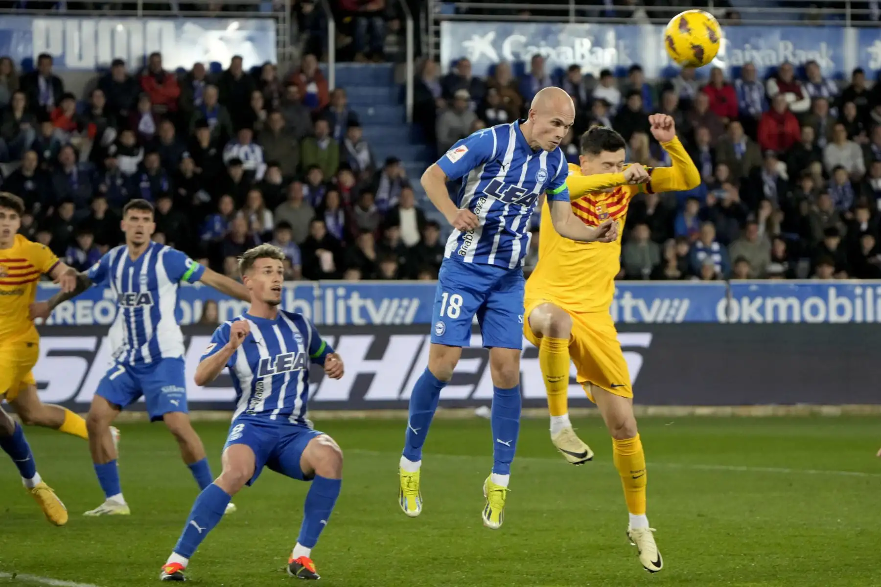 El delantero polaco del Barcelona Robert Lewandowski (d) pelea un balón con el centrocampista del Alavés Jon Guridi durante el partido de LaLiga de fútbol que Deportivo Alavés y FC Barcelona disputan este sábado en el estadio de Mendizorrotza, en Vitoria. 
Foto: EFE