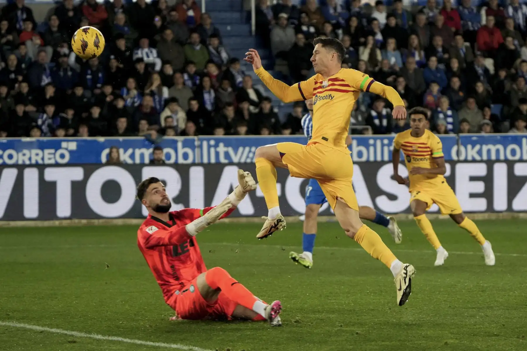 El delantero polaco del Barcelona Robert Lewandowski (d) y el portero del Alavés Antonio Sivera durante el partido de LaLiga de fútbol que Deportivo Alavés y FC Barcelona disputan este sábado en el estadio de Mendizorrotza, en Vitoria.
Foto:EFE