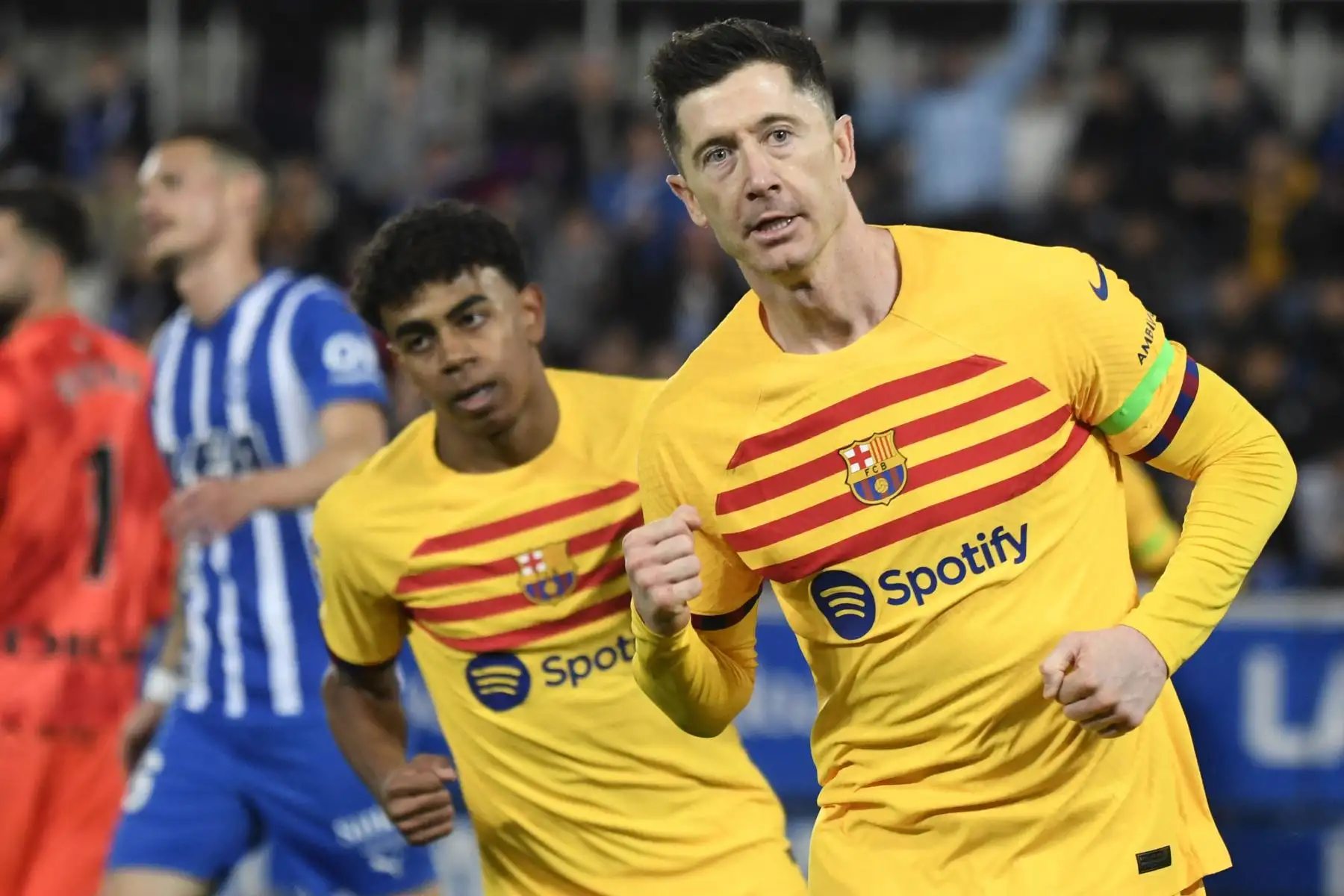 El delantero polaco #09 del Barcelona, ​​Robert Lewandowski, celebra marcar el gol inicial durante el partido de fútbol de la liga española entre el Deportivo Alavés y el FC Barcelona en el estadio de Mendizorroza de Vitoria el 3 de febrero de 2024.
Foto: AFP