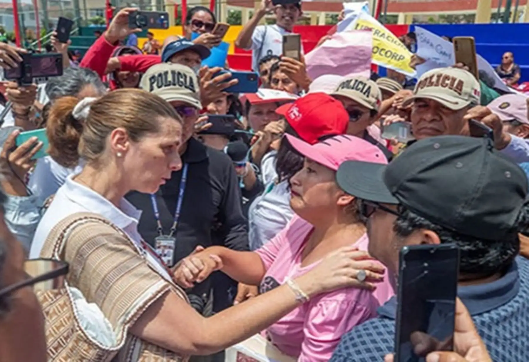 La ministra de Vivienda, Hania Pérez de Cuéllar, atendió en su visita de trabajo a la región Lambayeque a un grupo de familias que se acercó a pedirle apoyo para que el Estado los acompañe a resolver su situación, tras paralizarse el proyecto de vivienda social que se desarrollaba en el distrito de Reque, tras los escándalos de corrupción por el caso Sada Goray.