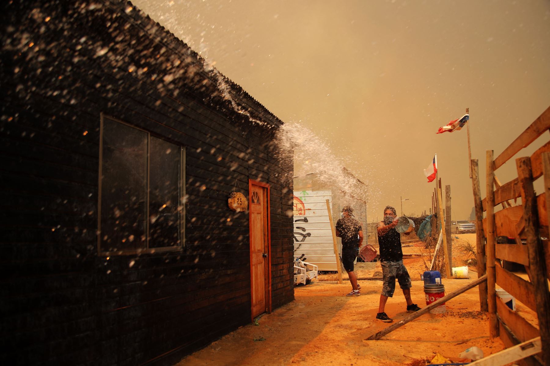 Un hombre apaga un incendio forestal que afecta los cerros de la comuna de Quilpe, región de Valparaíso, Chile.
Foto: AFP