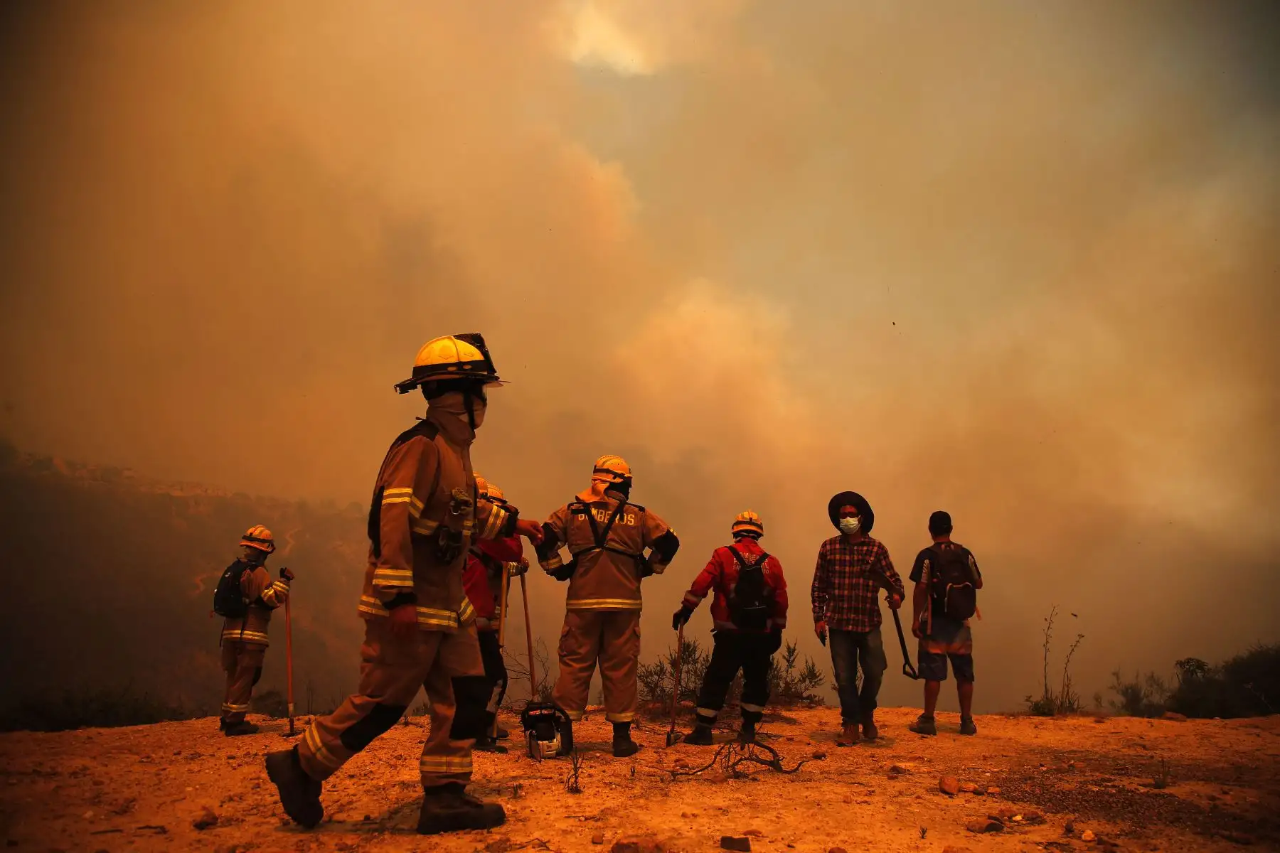 Los bomberos trabajan en la zona de un incendio forestal en las colinas de la comuna de Quilpe, región de Valparaíso, Chile.
Foto: AFP