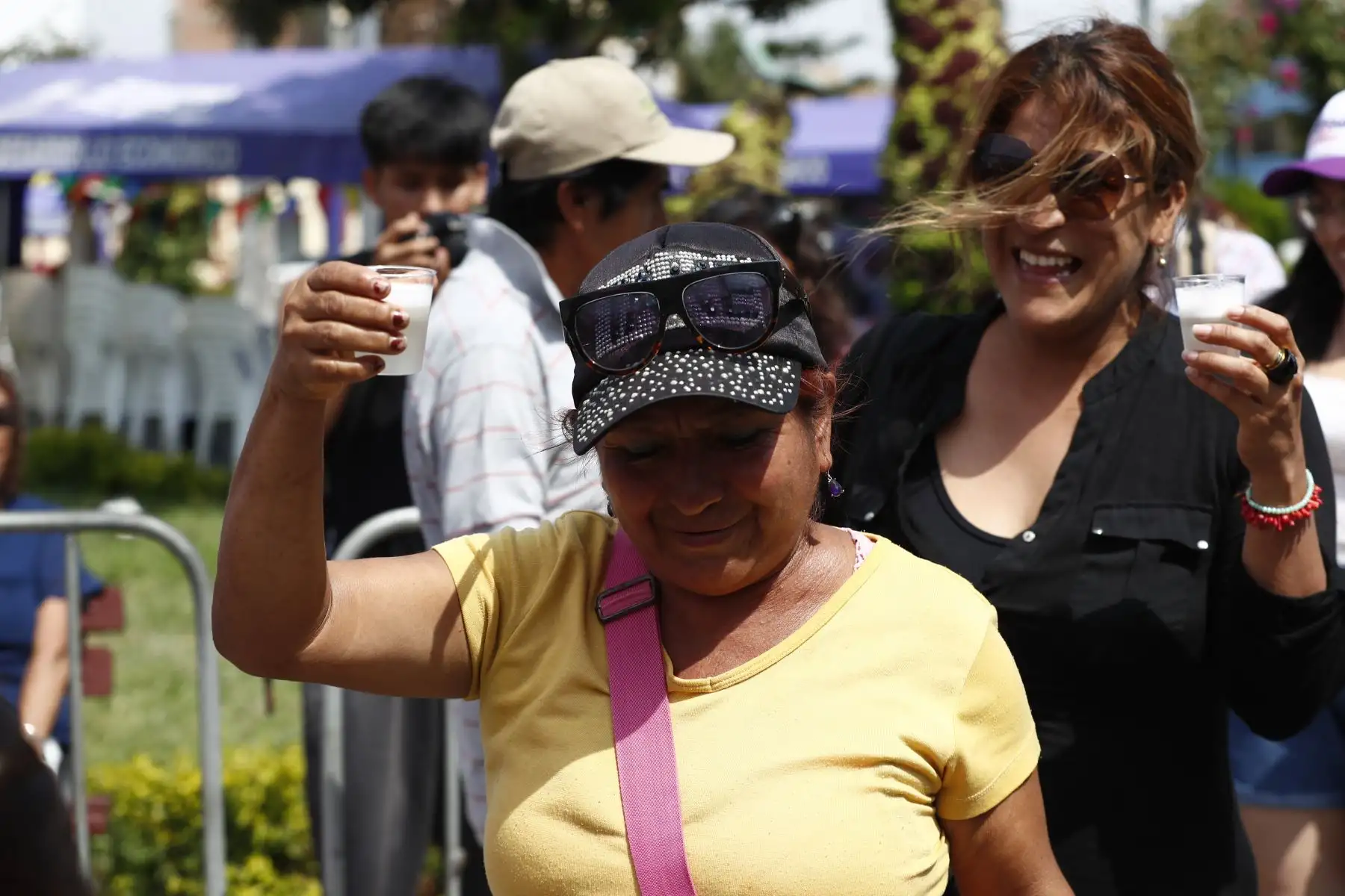 Vecinos chalacos celebran el Día del Pisco Sour brindando con el cocktail bandera del Perú en la plaza Isabel La Católica, ubicada en el distrito de Bellavista, en el Callao. Foto: ANDINA/Daniel Bracamonte