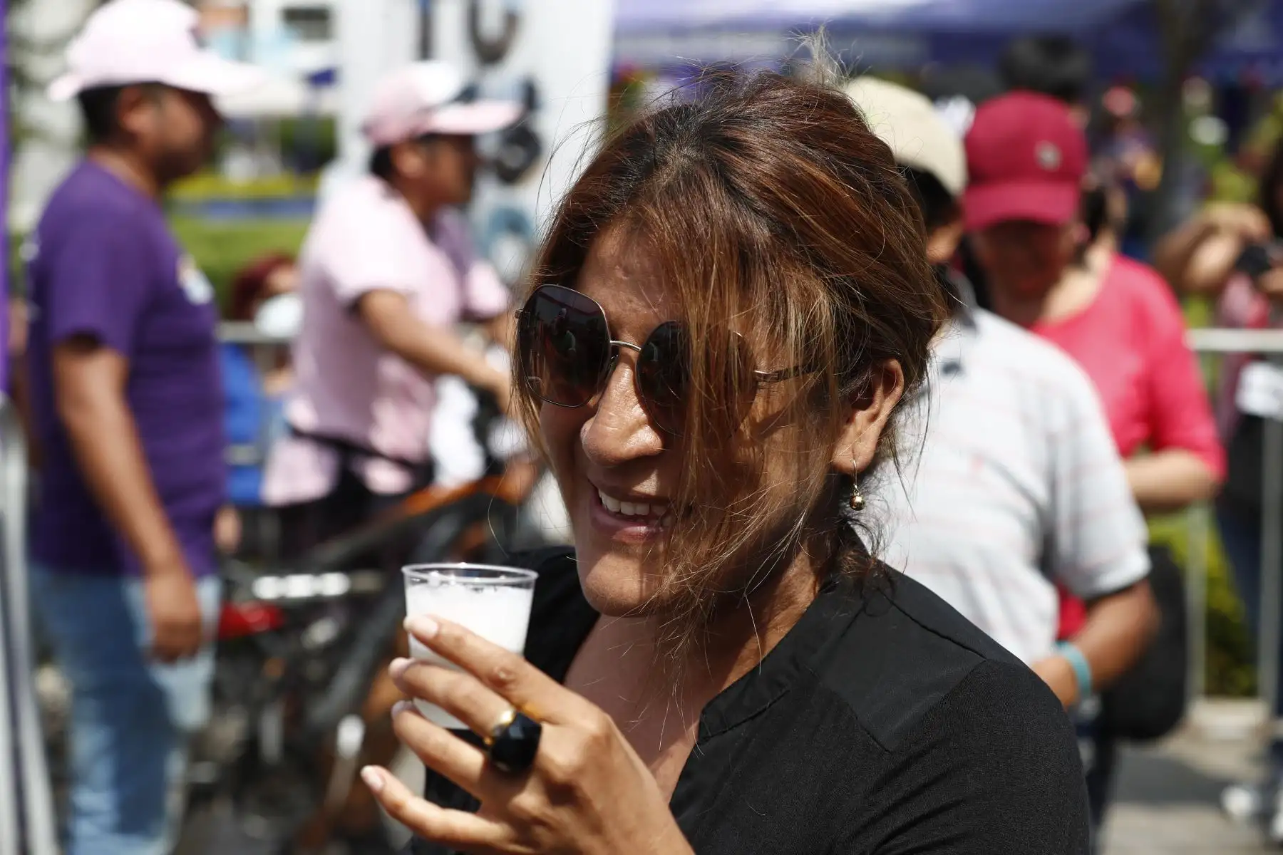 Vecinos chalacos celebran el Día del Pisco Sour brindando con el cocktail bandera del Perú en la plaza Isabel La Católica, ubicada en el distrito de Bellavista, en el Callao. Foto: ANDINA/Daniel Bracamonte