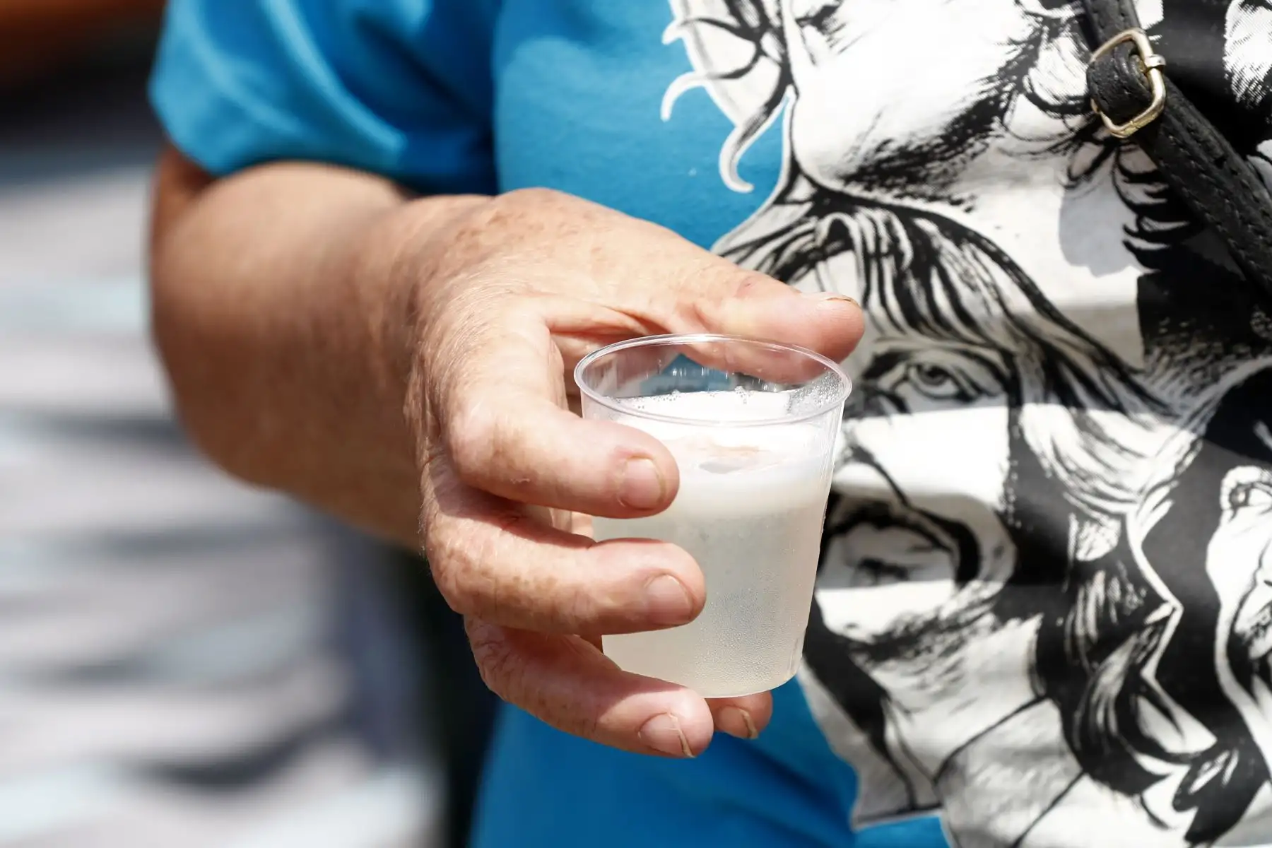 Vecinos chalacos celebran el Día del Pisco Sour brindando con el cocktail bandera del Perú en la plaza Isabel La Católica, ubicada en el distrito de Bellavista, en el Callao. Foto: ANDINA/Daniel Bracamonte
