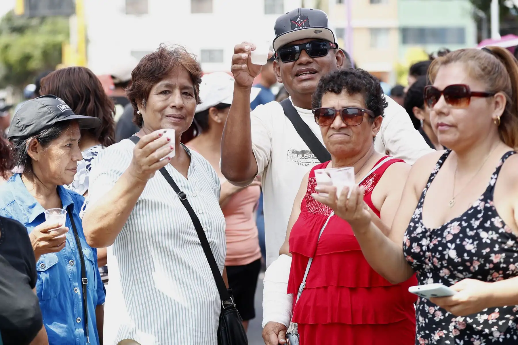 Vecinos chalacos celebran el Día del Pisco Sour brindando con el cocktail bandera del Perú en la plaza Isabel La Católica, ubicada en el distrito de Bellavista, en el Callao. Foto: ANDINA/Daniel Bracamonte