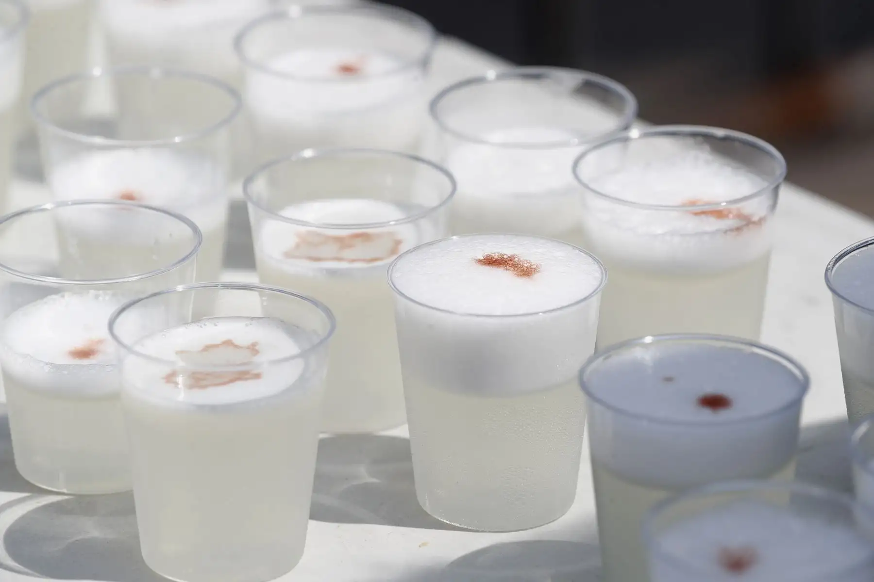 Vecinos chalacos celebran el Día del Pisco Sour brindando con el cocktail bandera del Perú en la plaza Isabel La Católica, ubicada en el distrito de Bellavista, en el Callao. Foto: ANDINA/Daniel Bracamonte