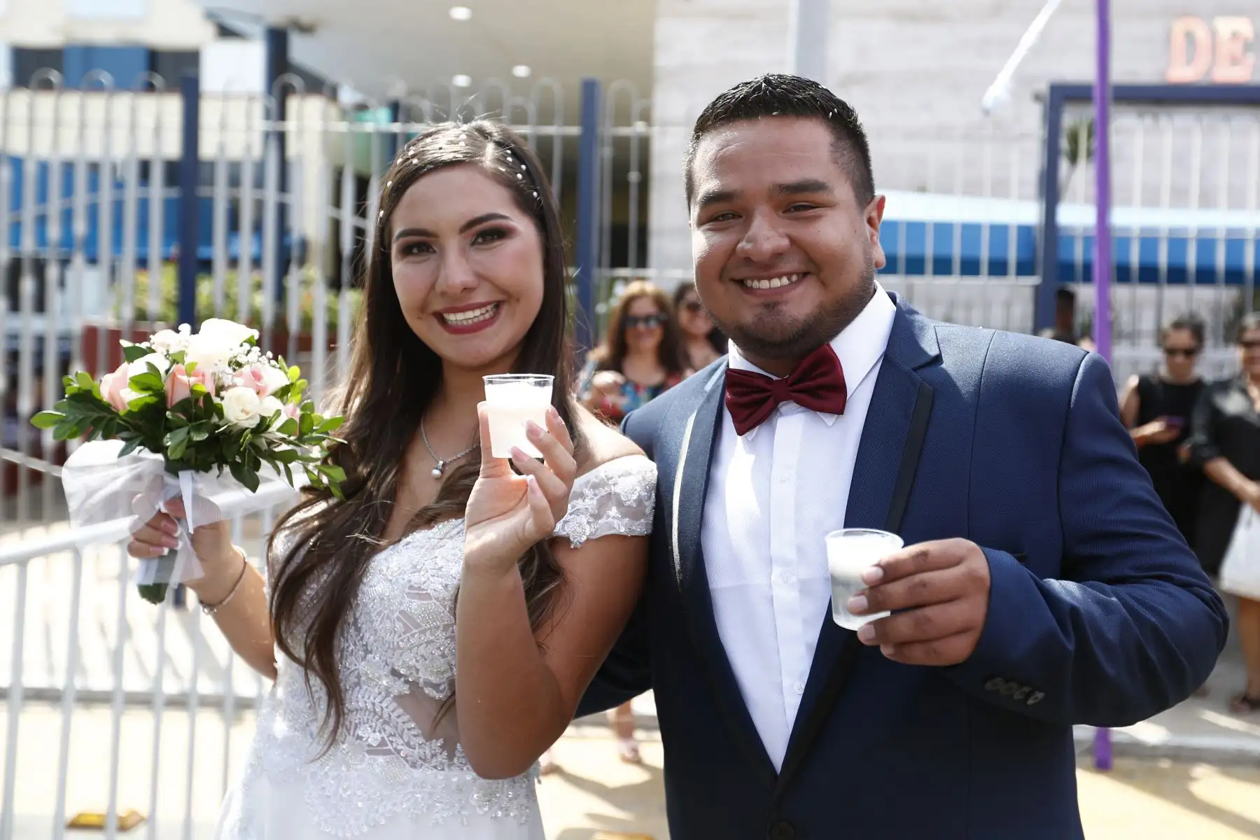 Una pareja de novios que estaba contrayendo matrimonio en la Municipalidad de Bellavista en el Día del Pisco Sour, aprovechó la ocasión para brindar con el popular cocktail a su salida hacia la plaza Isabel La Católica en el Callao. Foto: ANDINA/Daniel Bracamonte