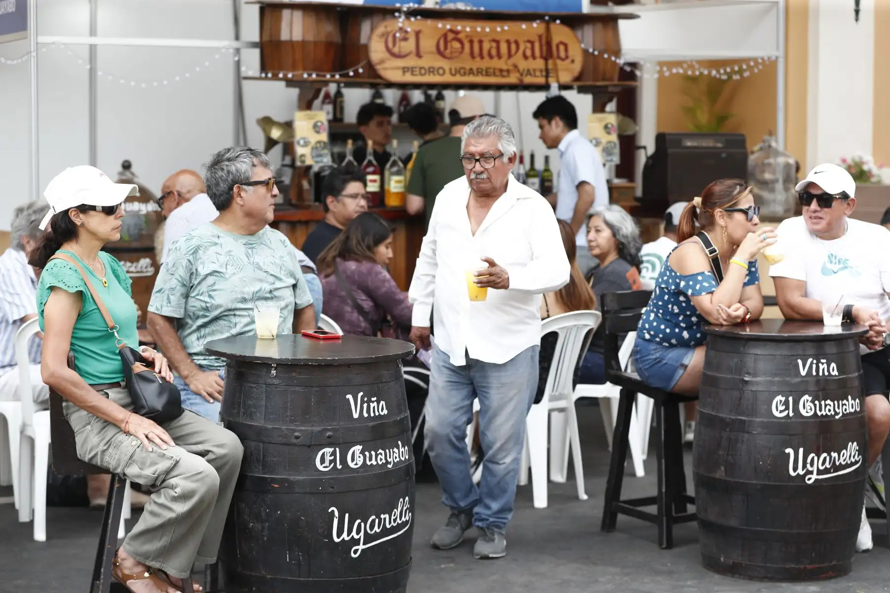 Limeños acuden masivamente a la plaza de Armas de Santiago de Surco para celebrar el Día del Pisco Sour. Foto: ANDINA/Daniel Bracamonte