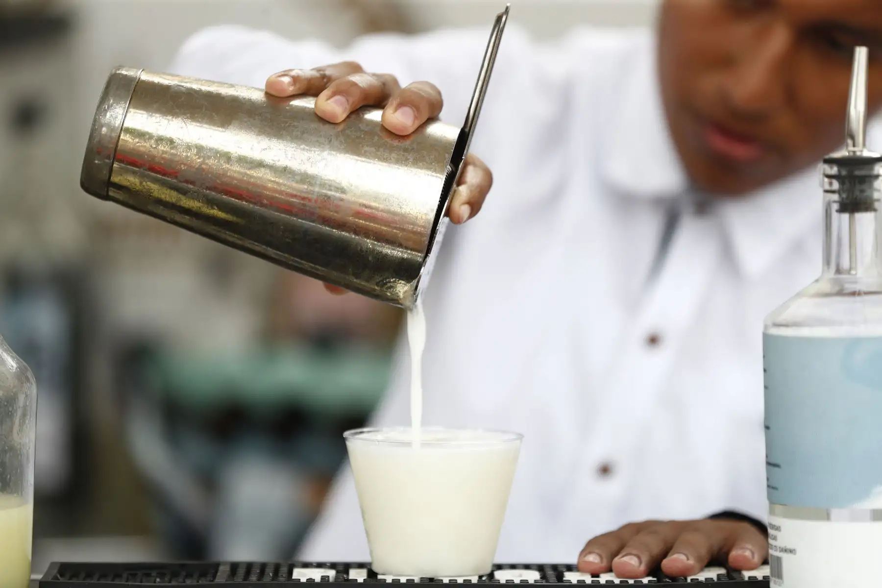 Decenas de empresas dedicadas a la elaboración de pisco ofrecen sus mejores cócteles a los cientos de limeños que acudieron a la plaza de Armas de Santiago de Surco para celebrar el Día del Pisco Sour. Foto: ANDINA/Daniel Bracamonte