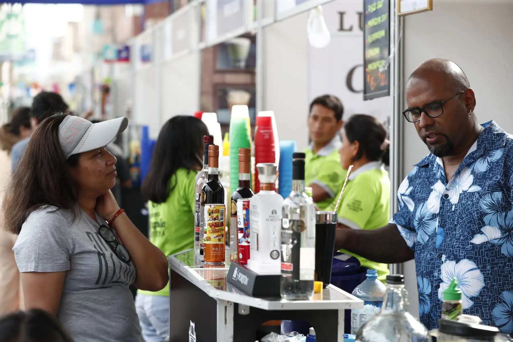 Decenas de empresas dedicadas a la elaboración de pisco ofrecen sus mejores cócteles a los cientos de limeños que acudieron a la plaza de Armas de Santiago de Surco para celebrar el Día del Pisco Sour. Foto: ANDINA/Daniel Bracamonte