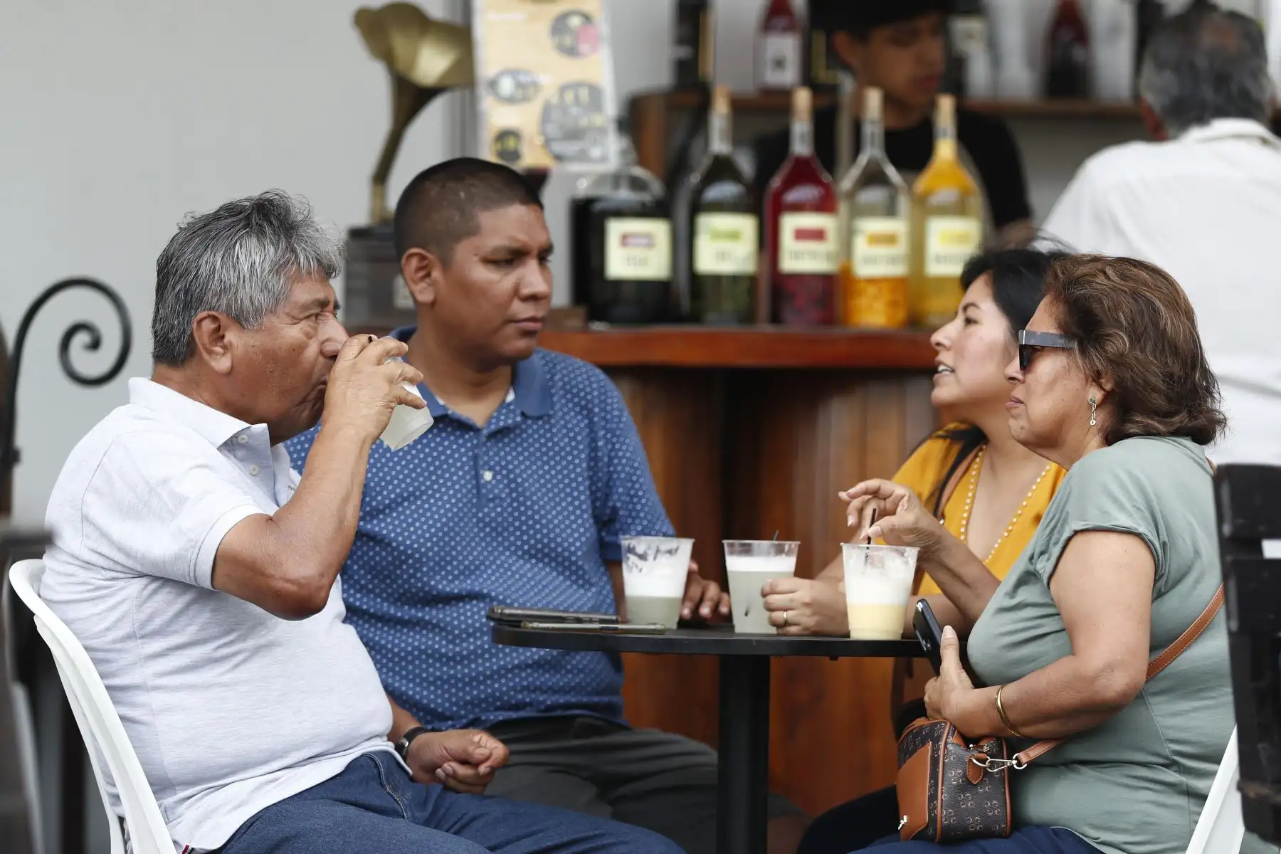 Limeños acuden masivamente a la plaza de Armas de Santiago de Surco para celebrar el Día del Pisco Sour. Foto: ANDINA/Daniel Bracamonte