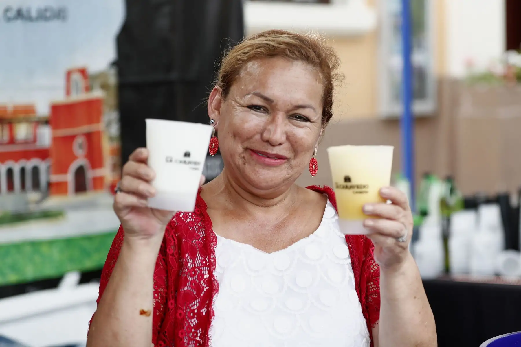 Decenas de empresas dedicadas a la elaboración de pisco ofrecen sus mejores cócteles a los cientos de limeños que acudieron a la plaza de Armas de Santiago de Surco para celebrar el Día del Pisco Sour. Foto: ANDINA/Daniel Bracamonte