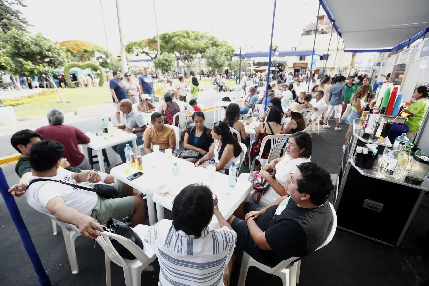 Limeños acuden masivamente a la plaza de Armas de Santiago de Surco para celebrar el Día del Pisco Sour. Foto: ANDINA/Daniel Bracamonte