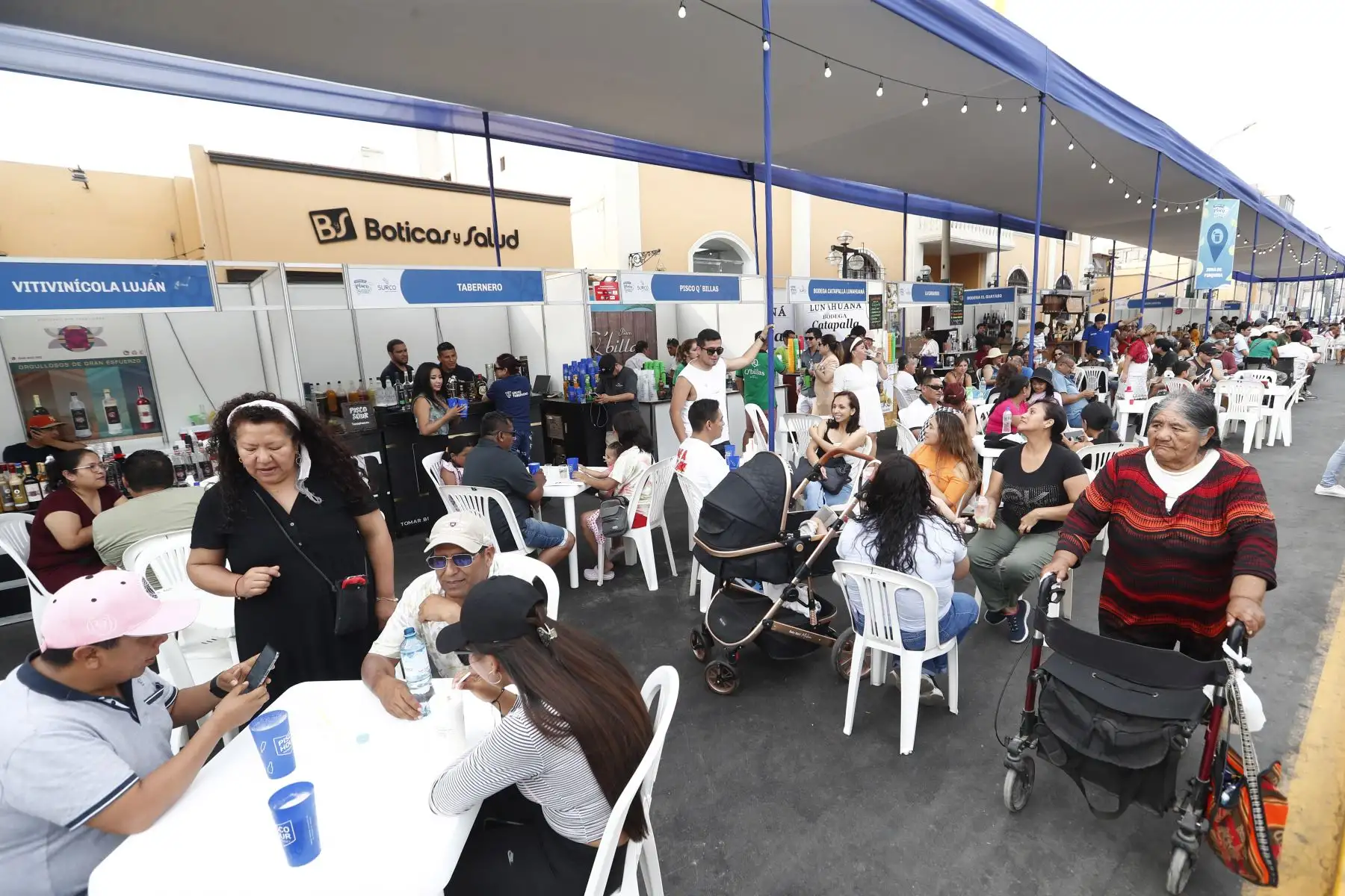 Limeños acuden masivamente a la plaza de Armas de Santiago de Surco para celebrar el Día del Pisco Sour. Foto: ANDINA/Daniel Bracamonte