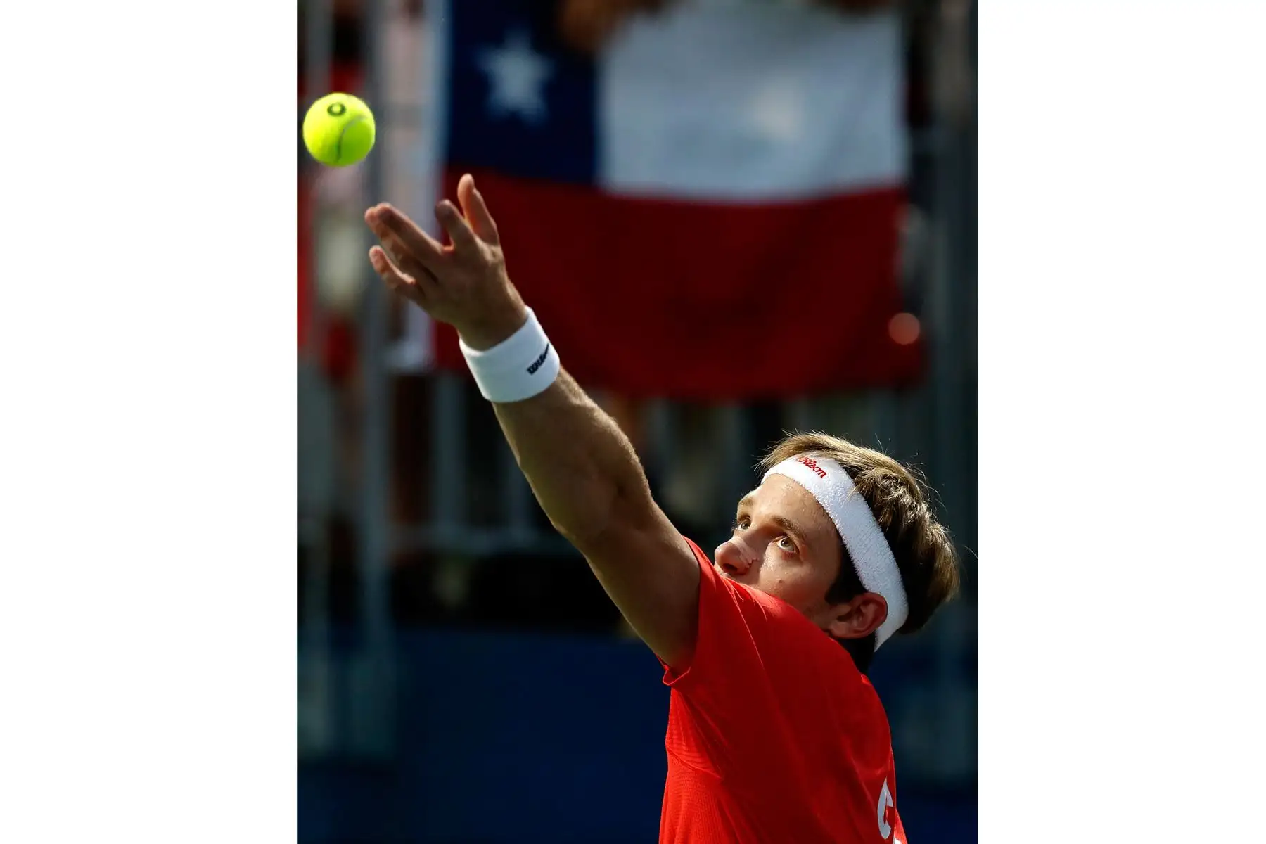 El tenista chileno Nicolás Jarry se enfrenta al peruano Ignacio Buse durante el encuentro de la serie clasificatoria de la Copa Davis entre Chile y Perú en Santiago. Foto: EFE Foto: EFE