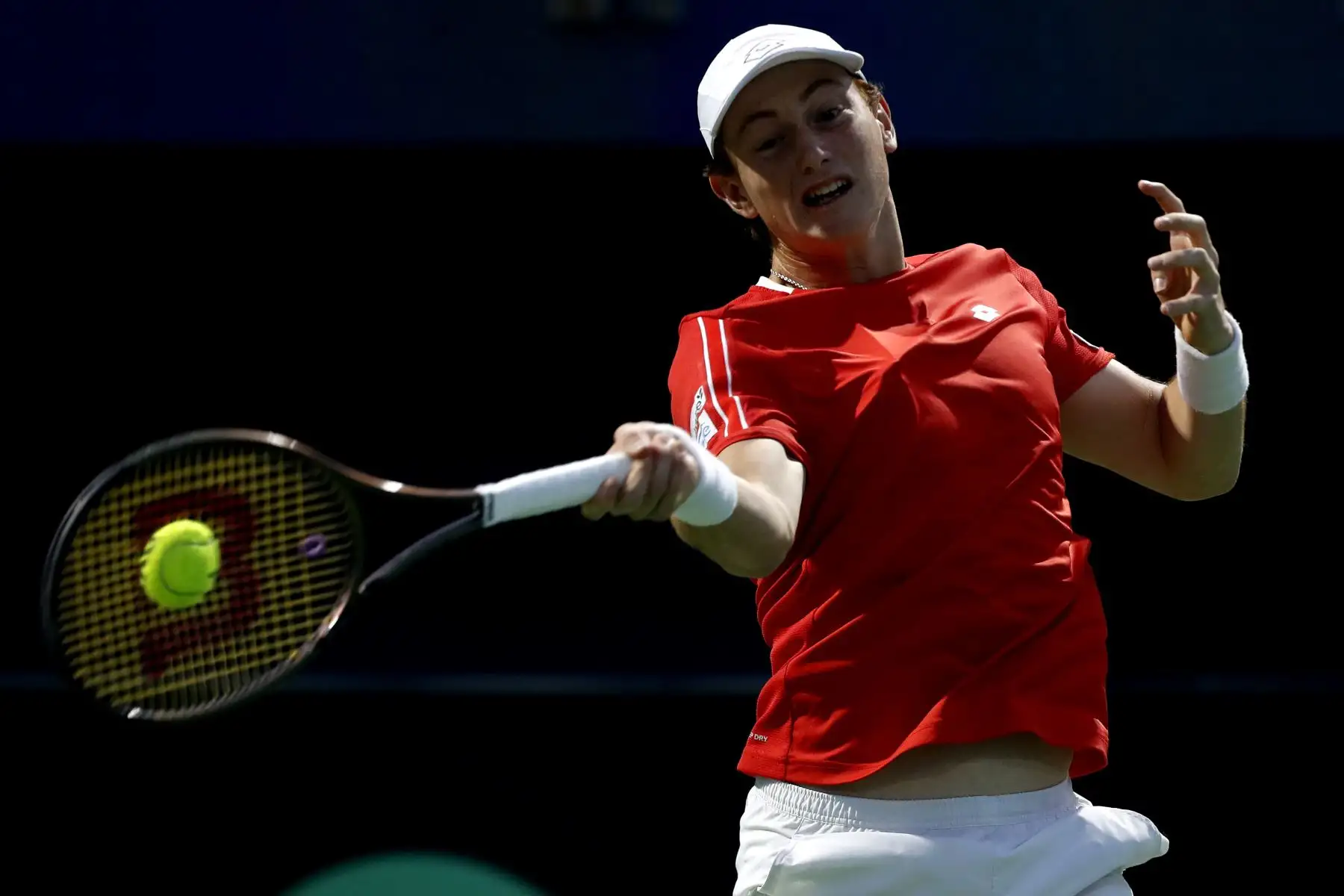 El tenista peruano Ignacio Buse se enfrenta al chileno Nicolás Jarry durante el encuentro de la serie clasificatoria de la Copa Davis entre Chile y Perú en Santiago. Foto: EFE