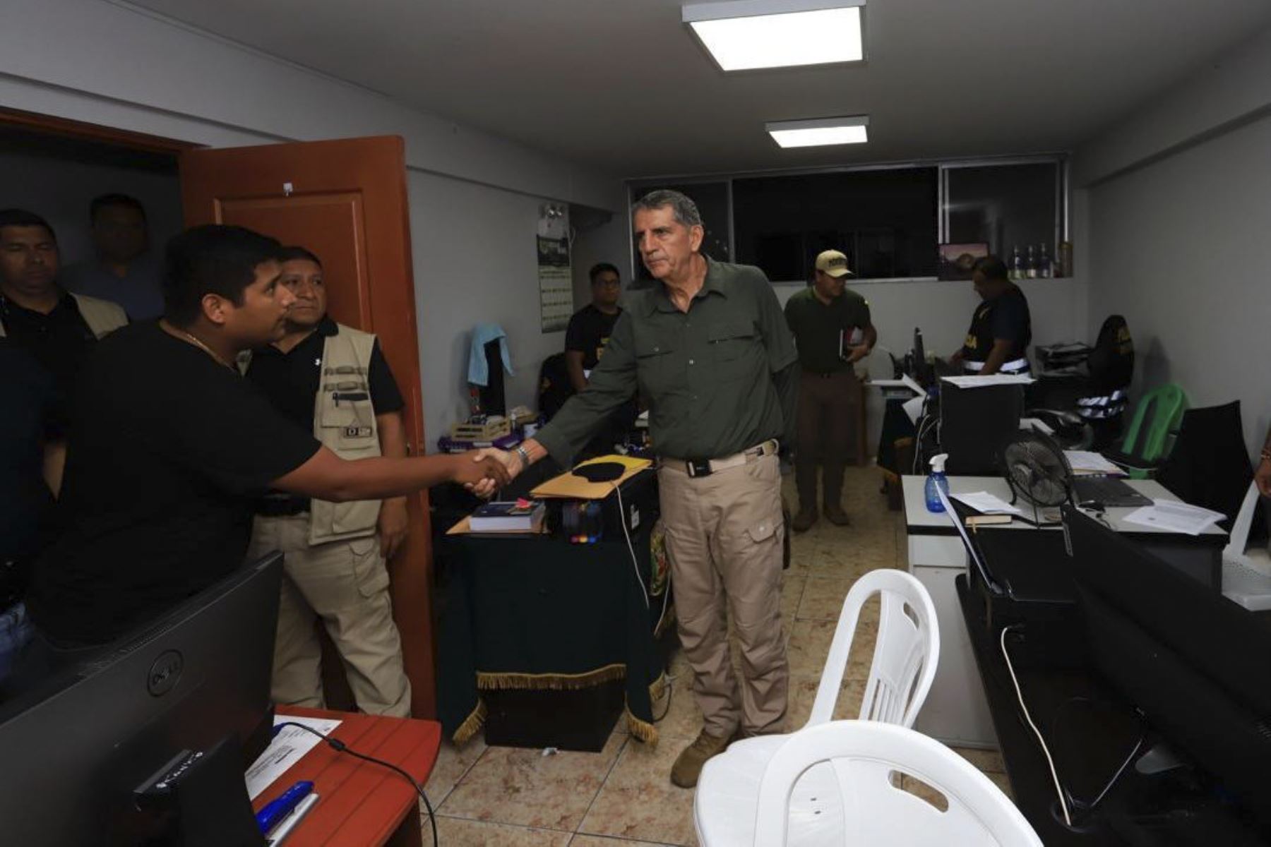 Ministro del Interior, Víctor Torres, en la comisaría de Apolo. Foto: ANDINA/difusión.