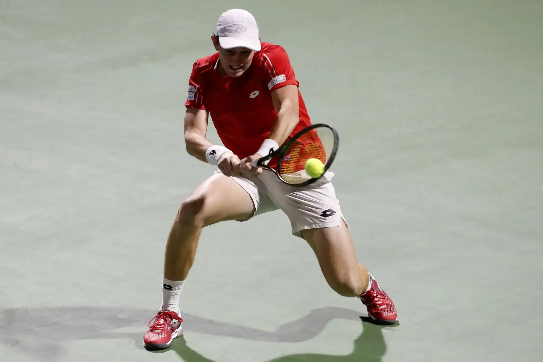 Ignacio Buse, de Perú, en acción contra Nicolas Jarry, de Chile, durante el segundo encuentro de la serie clasificatoria de Copa Davis entre Chile y Perú hoy, en Santiago (Chile). Foto: EFE