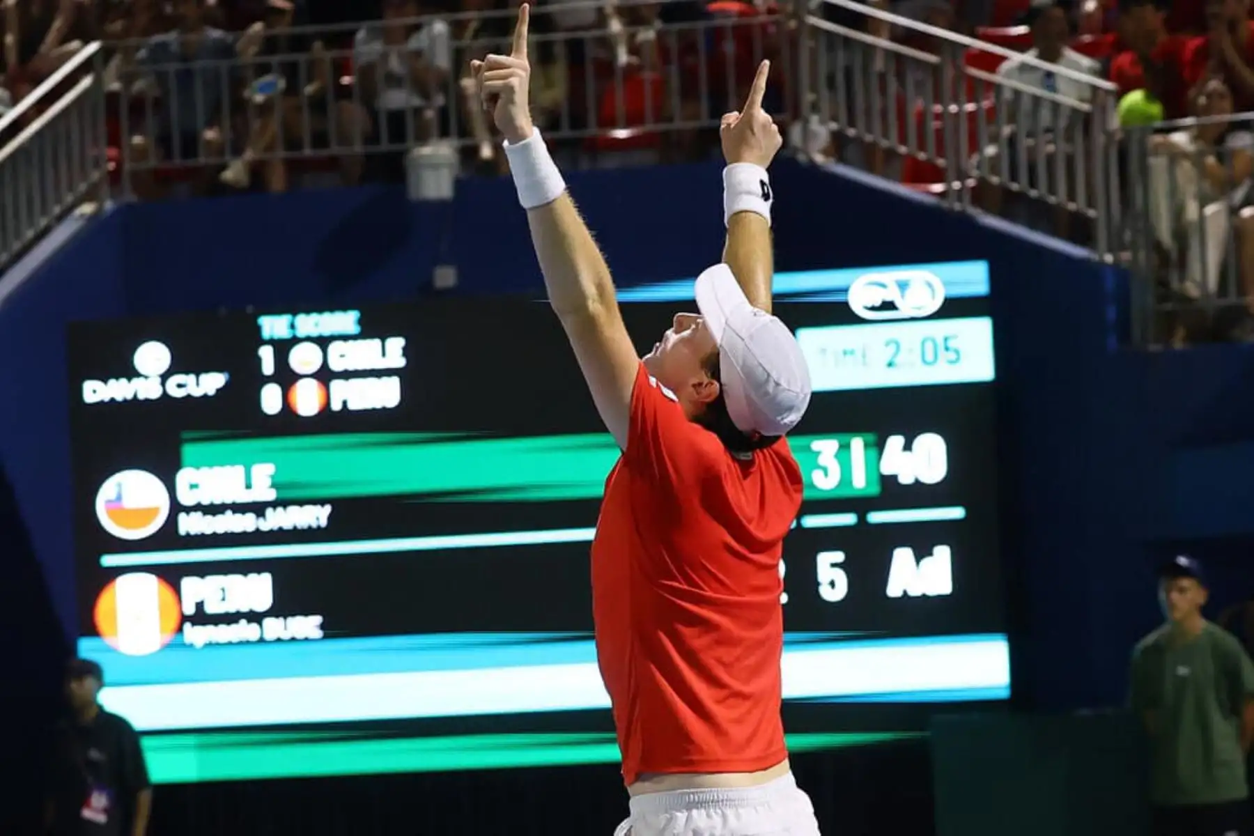 El tenista peruano Ignacio Buse vence al chileno Nicolás Jarry en el encuentro de la serie clasificatoria de la Copa Davis entre Chile y Perú en Santiago. Foto: Facebook/Copa Davis.