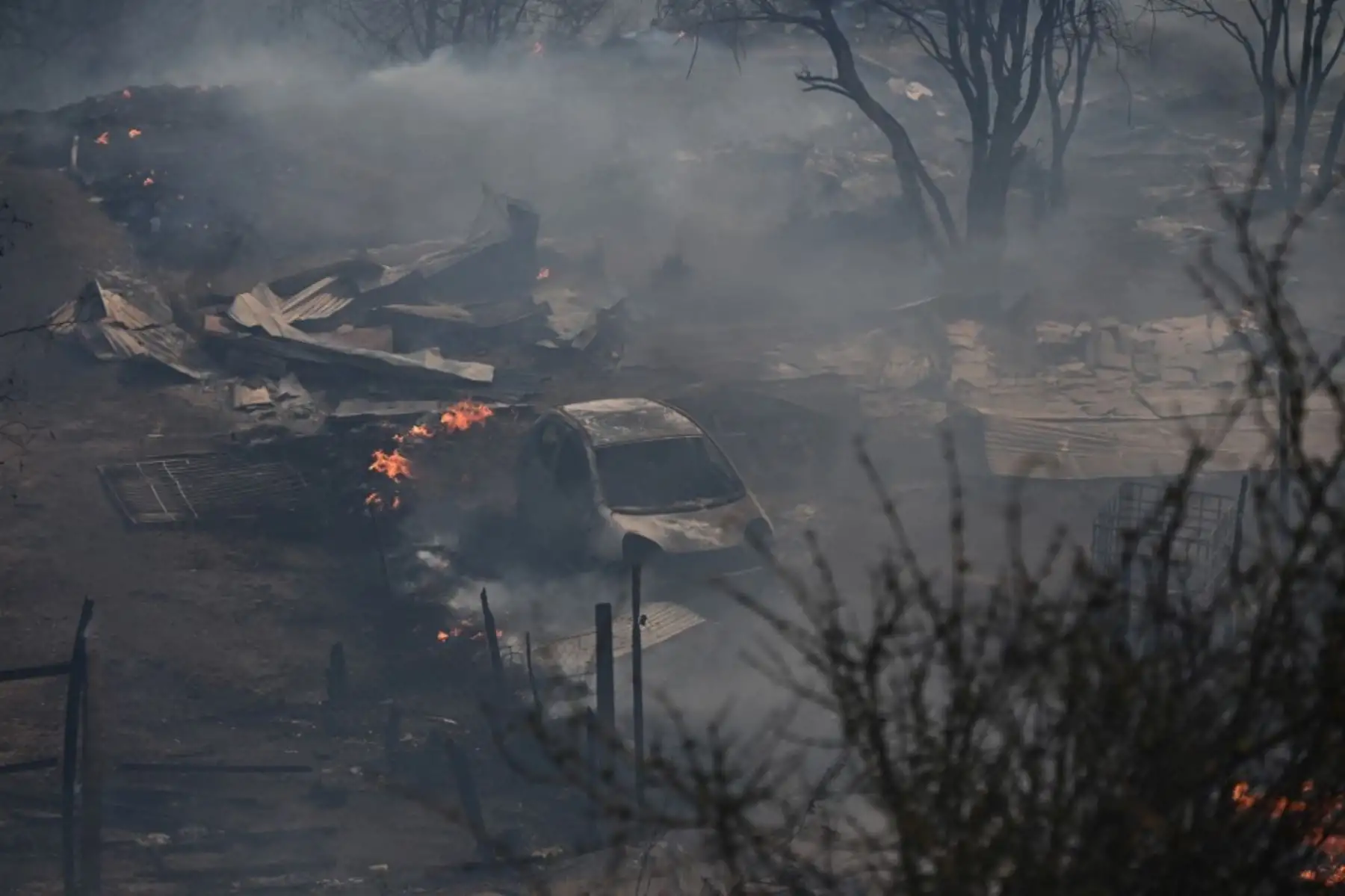 El Olivar se transformó en un "infierno". El viento sopló el fuego desde los cerros hacia el poblado, comenzaron entonces las explosiones de autos y a arder las viviendas, según sobrevivientes de los incendios forestales en Viña del Mar, en el centro de Chile. Foto: AFP