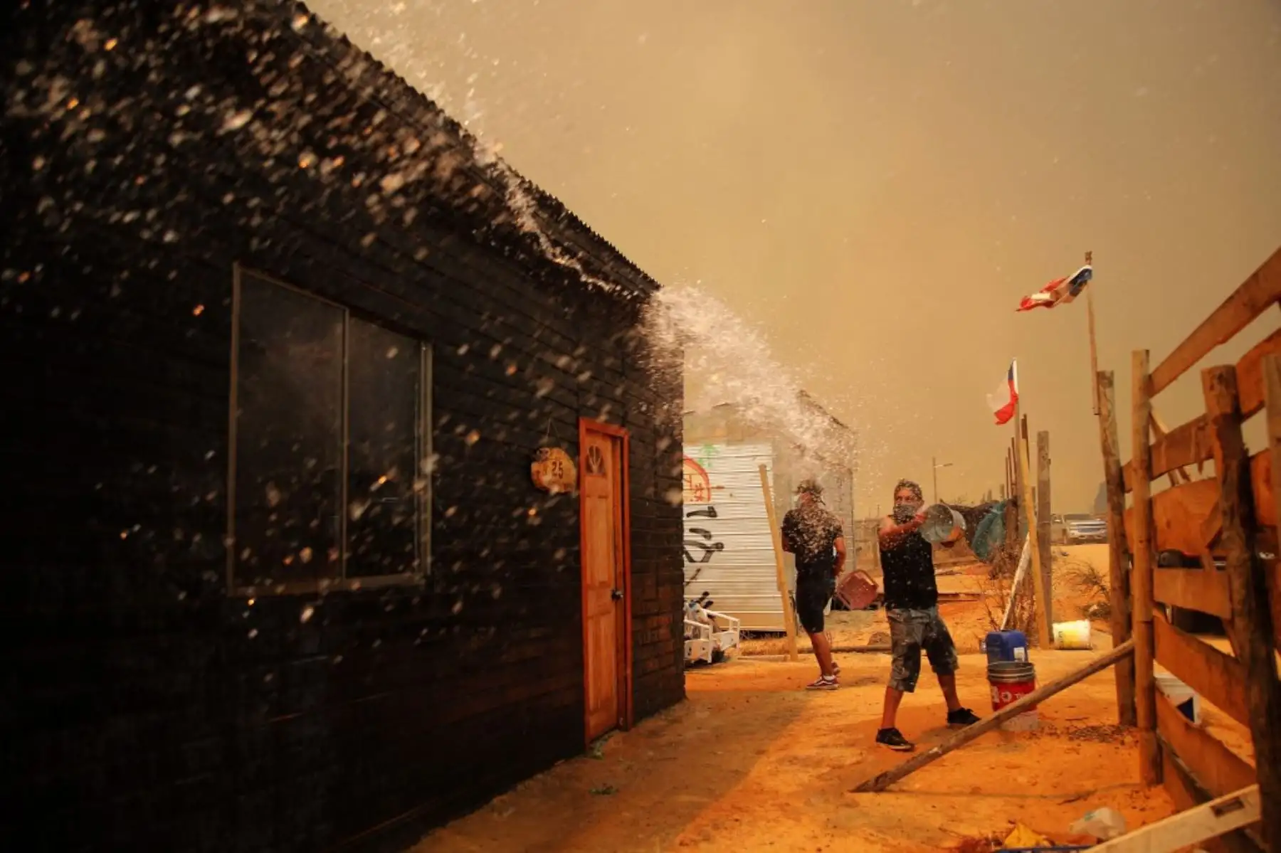 Al menos 51 personas han muerto a causa de los incendios forestales que desde el viernes castigan sin tregua a la región turística de Valparaíso (centro), en la tragedia más mortífera que enfrenta Chile en la última década, según autoridades. Foto: AFP